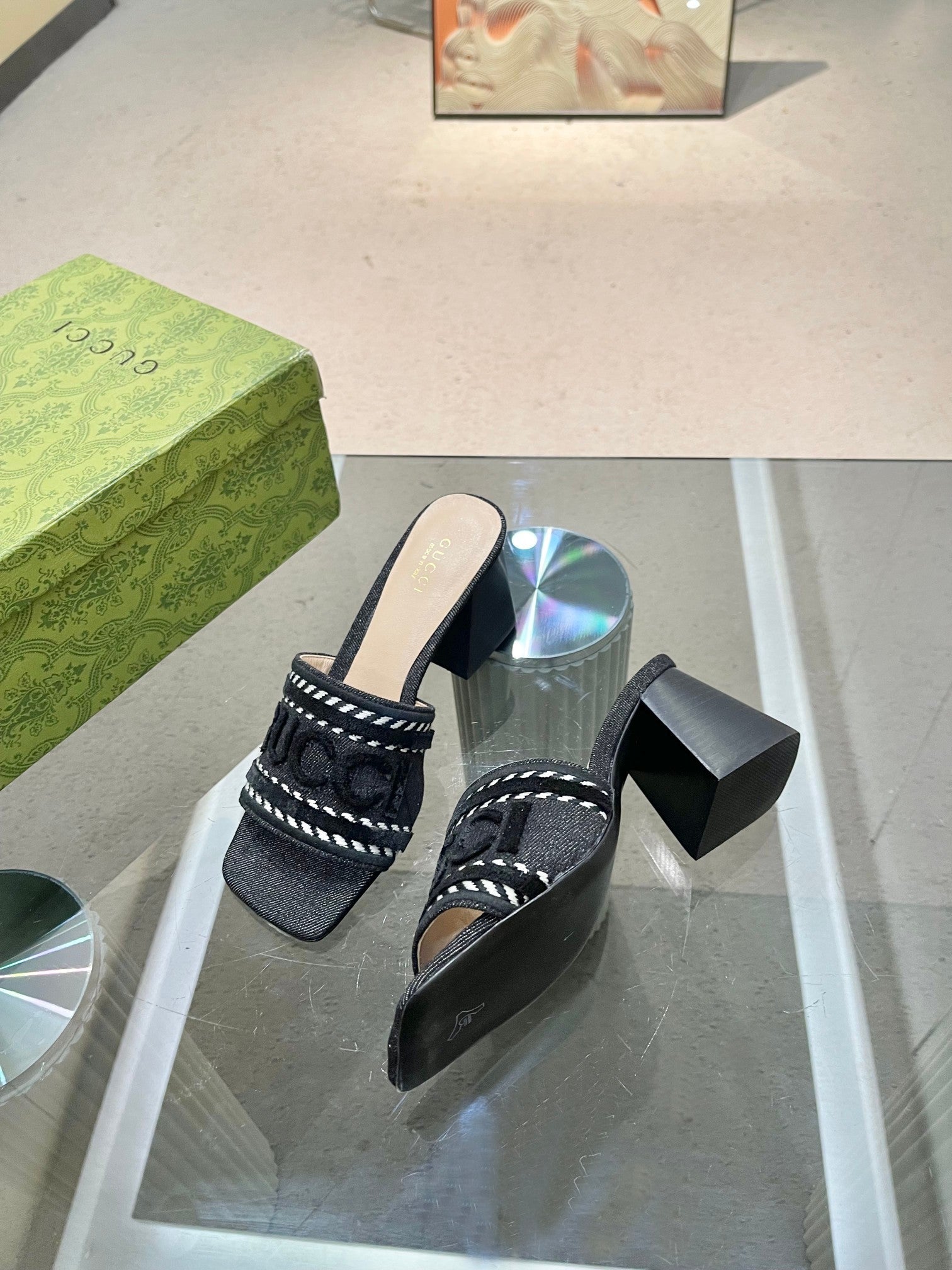 BLACK TEXTURED BLOCK HEEL MULES