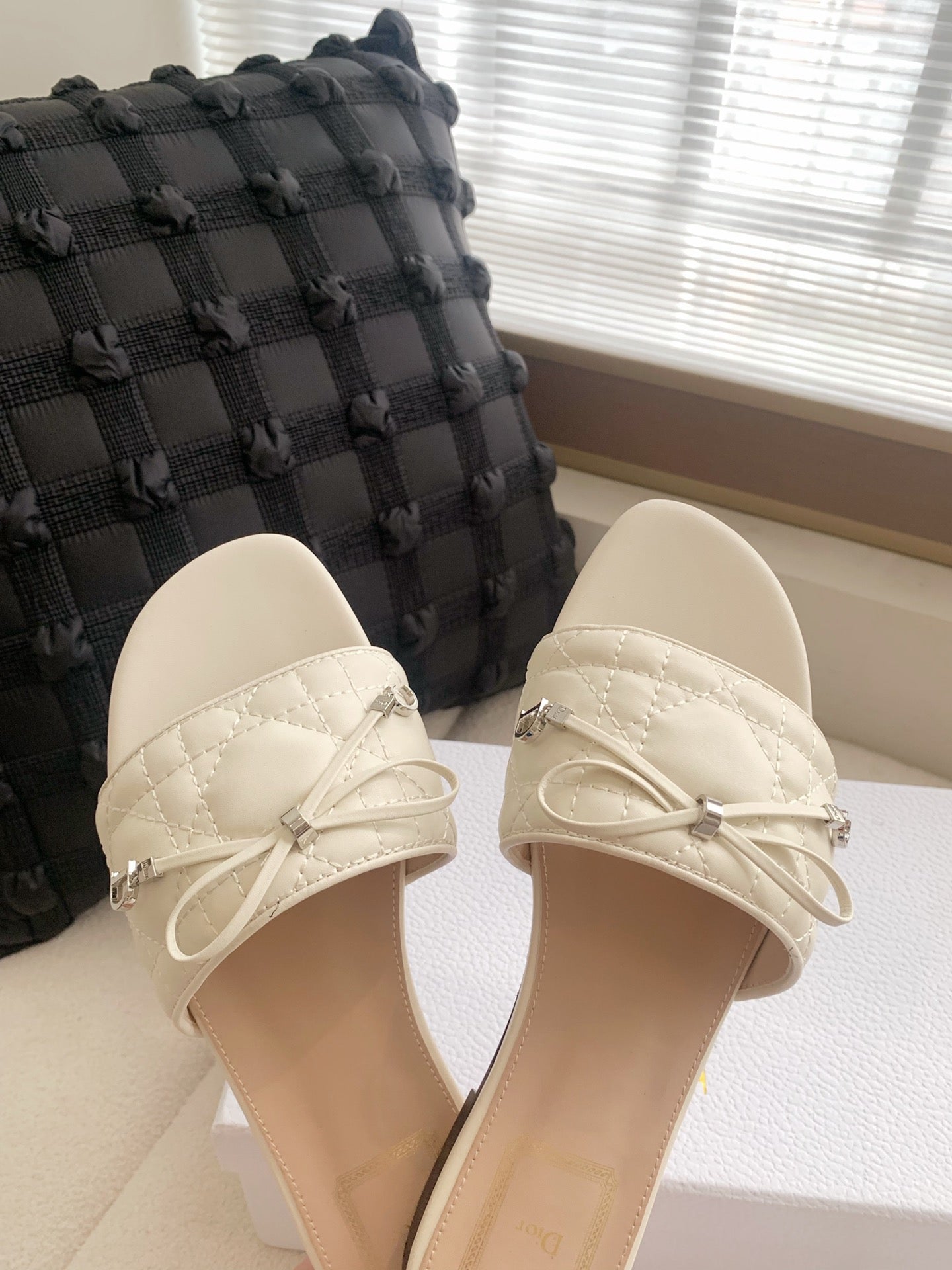 CREAM QUILTED BOW SLIDE SANDALS