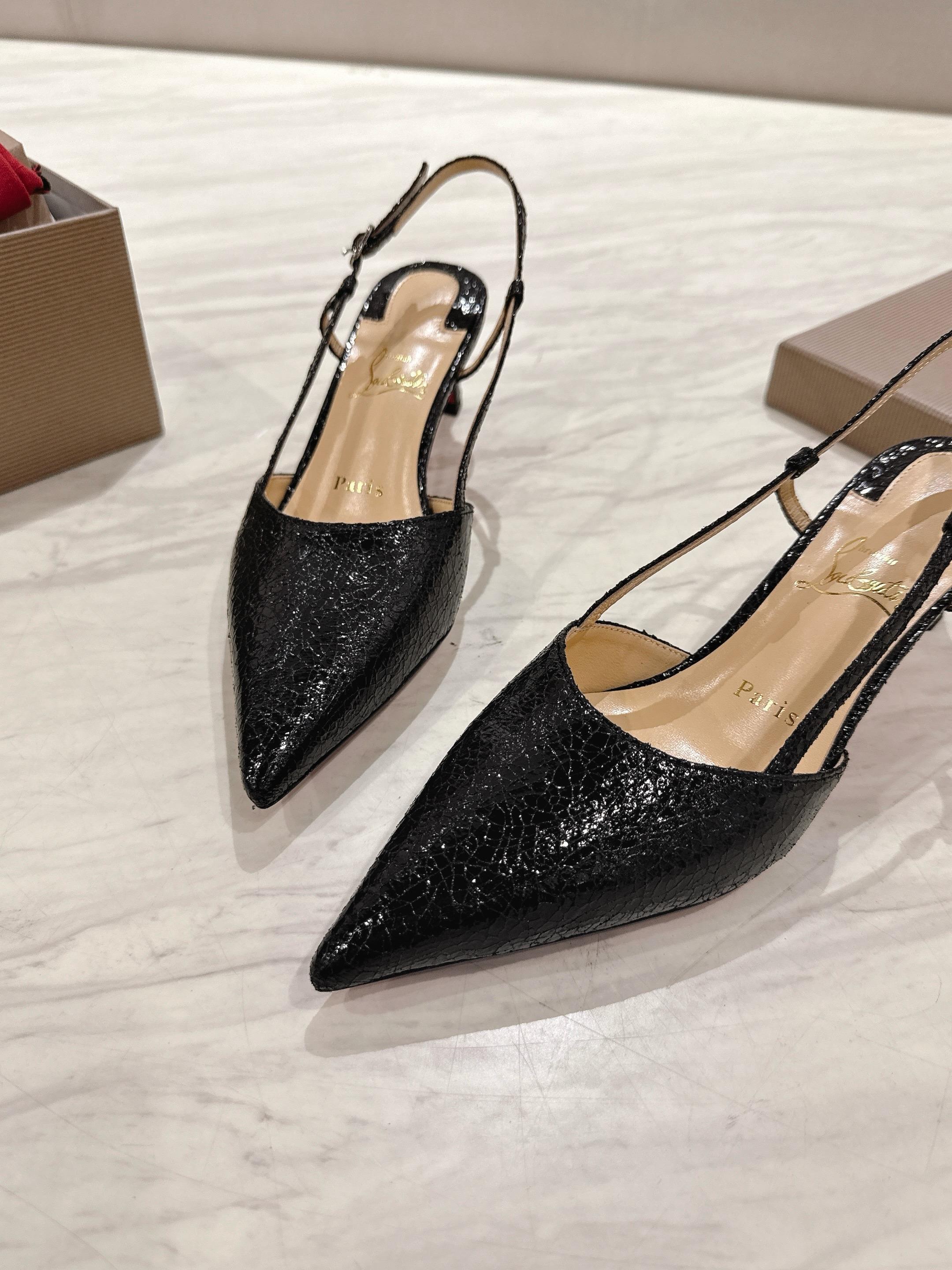 BLACK TEXTURED LEATHER POINTED-TOE SLINGBACK KITTEN HEELS