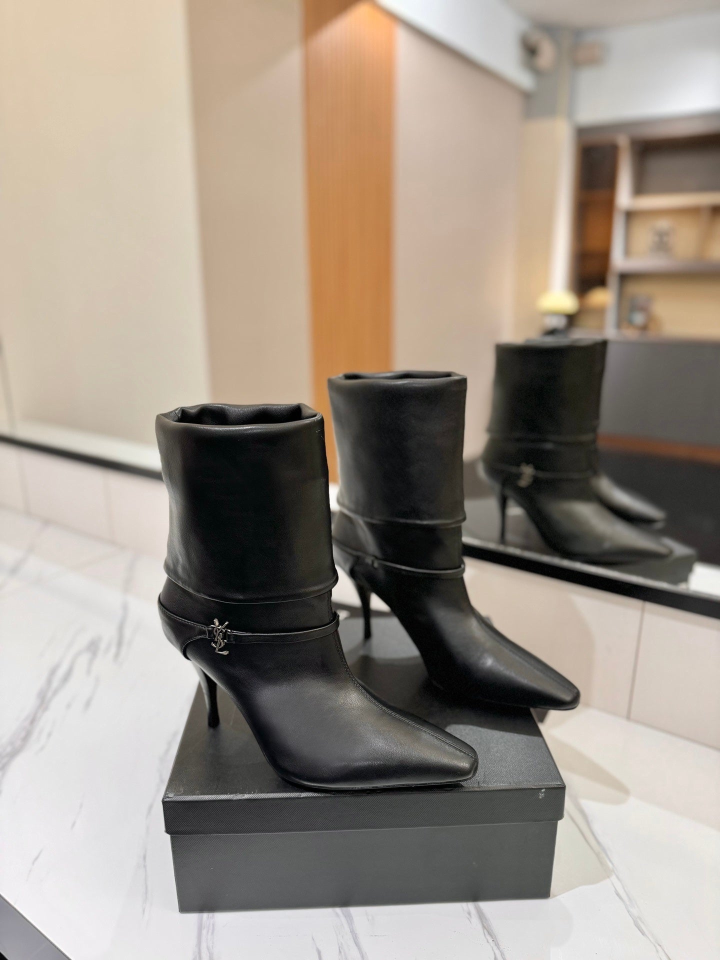 BLACK POINTED HEEL BOOTS
