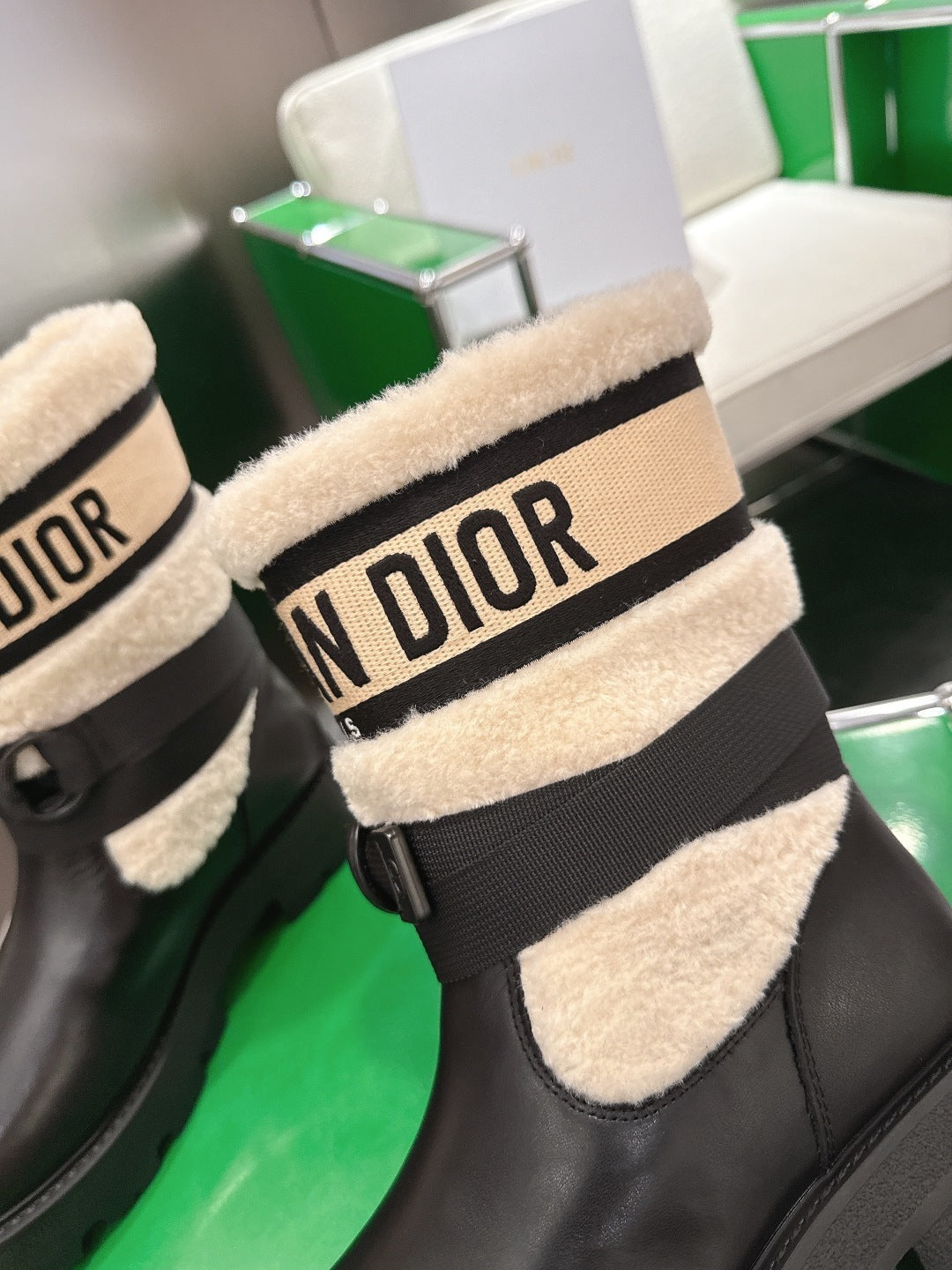 Schwarze Lederstiefel mit Lammfellkragen und dicker Sohle