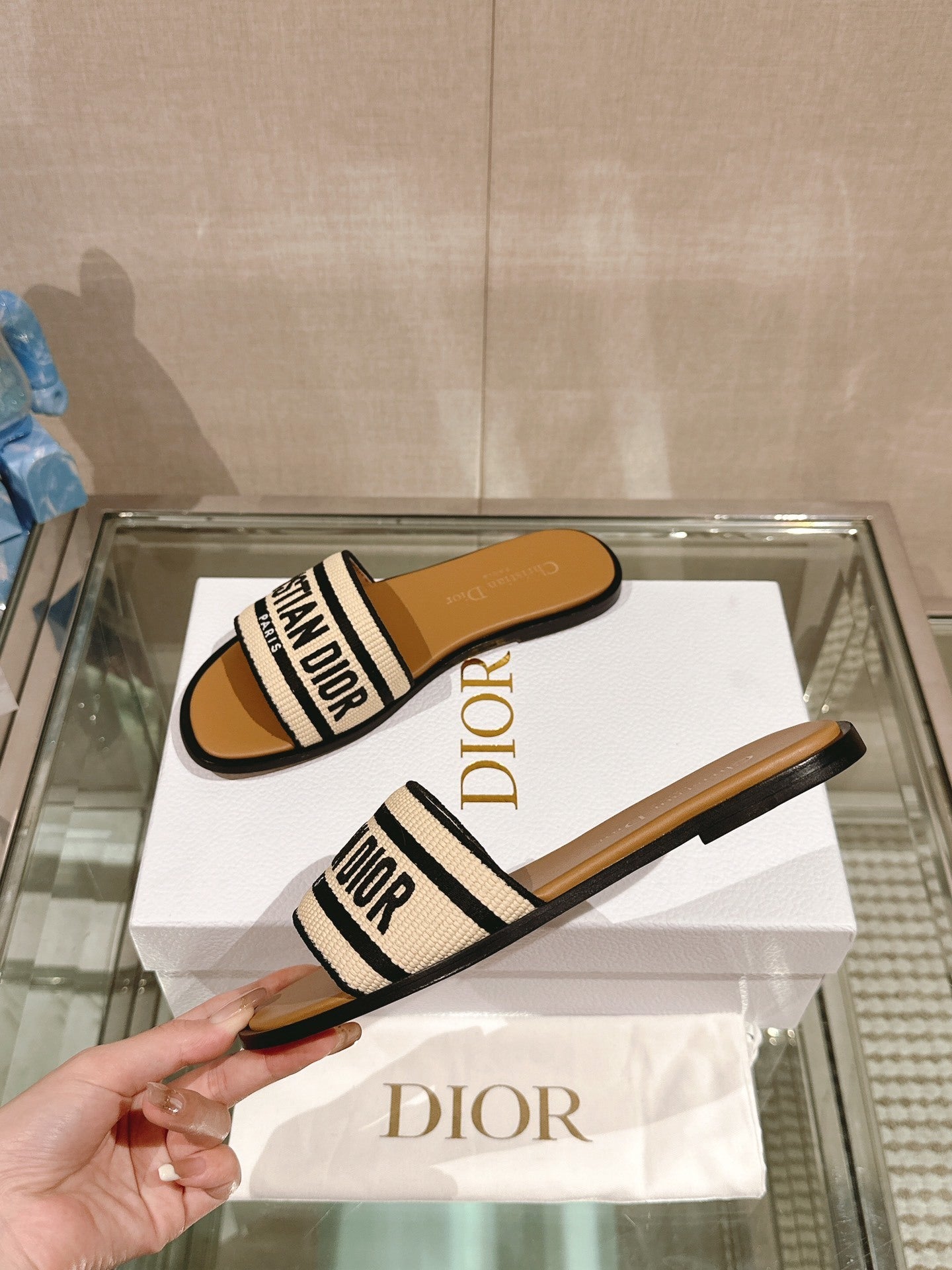 LOGO STRAP SLIDE SANDALS – BEIGE & BLACK