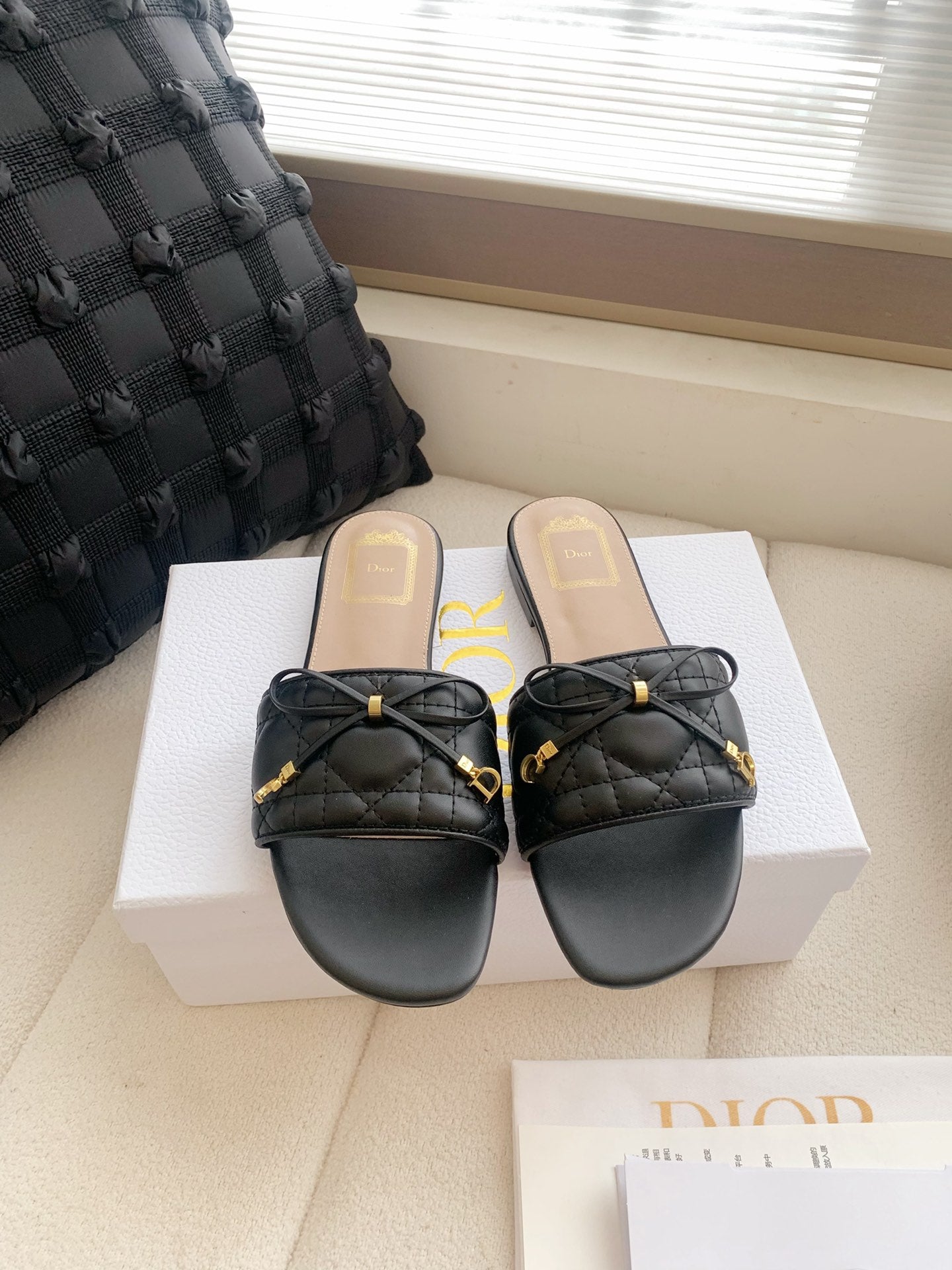 BLACK QUILTED BOW SLIDE SANDALS