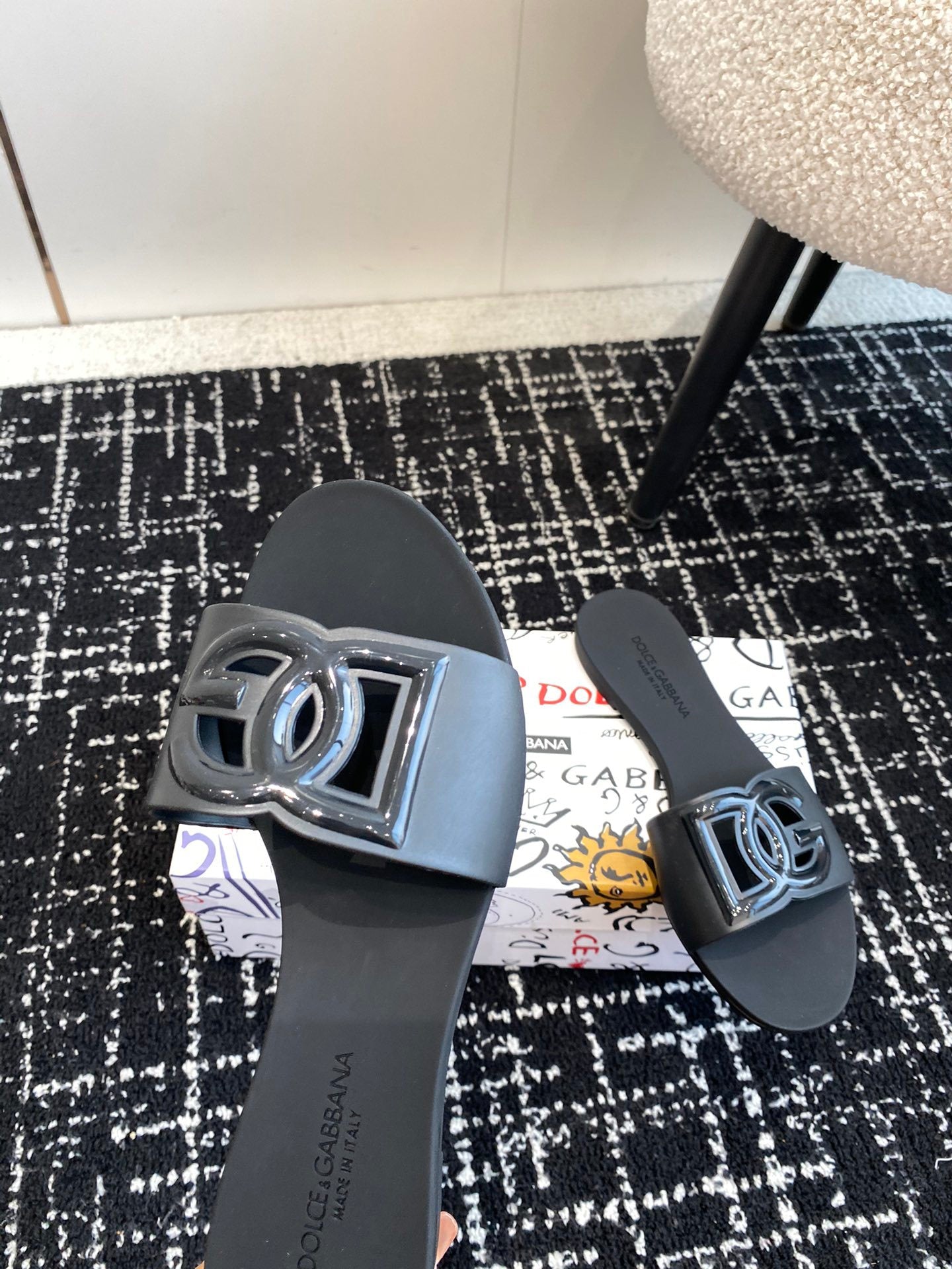 BLACK LOGO RUBBER SLIDES