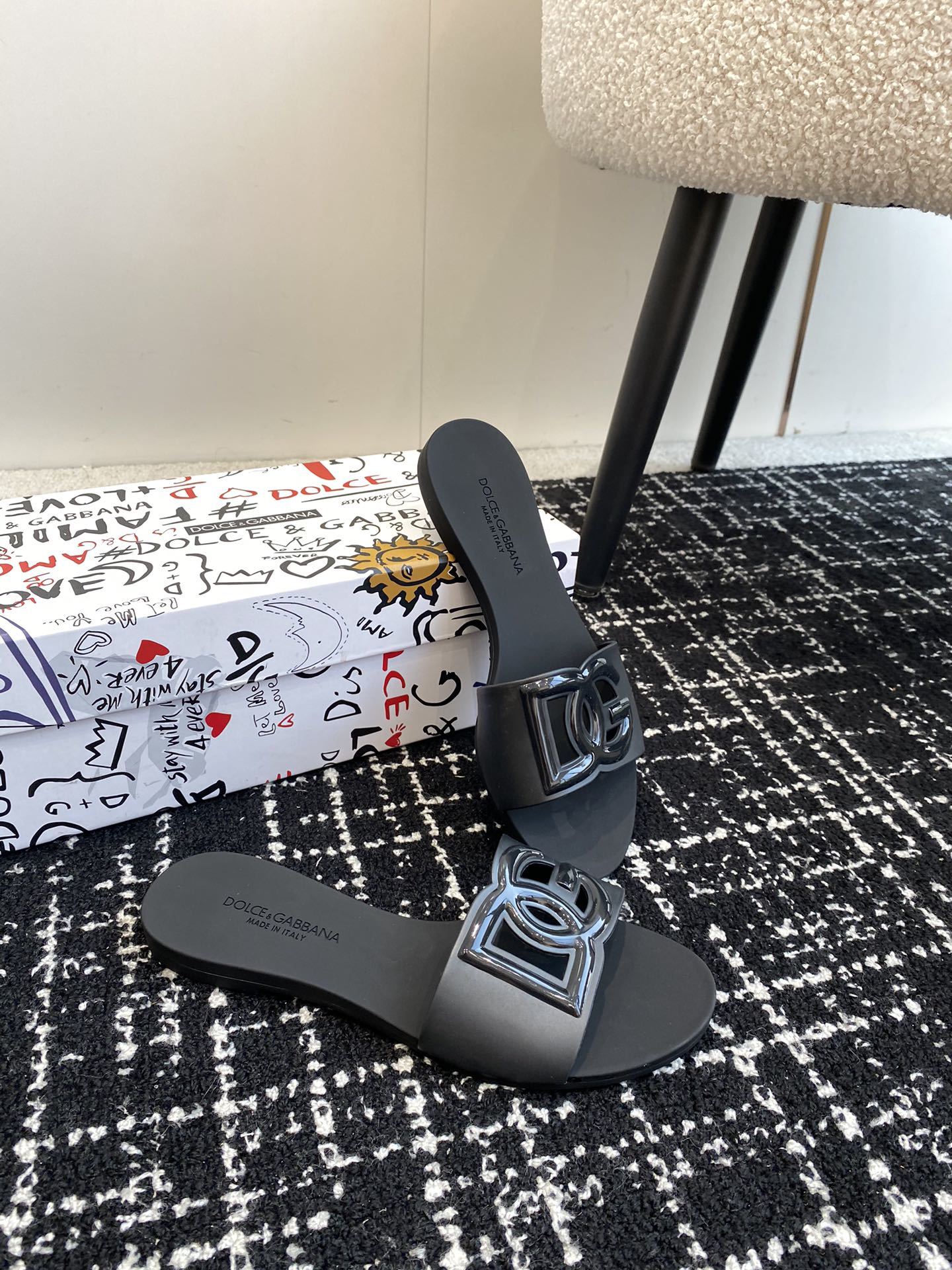 BLACK LOGO RUBBER SLIDES