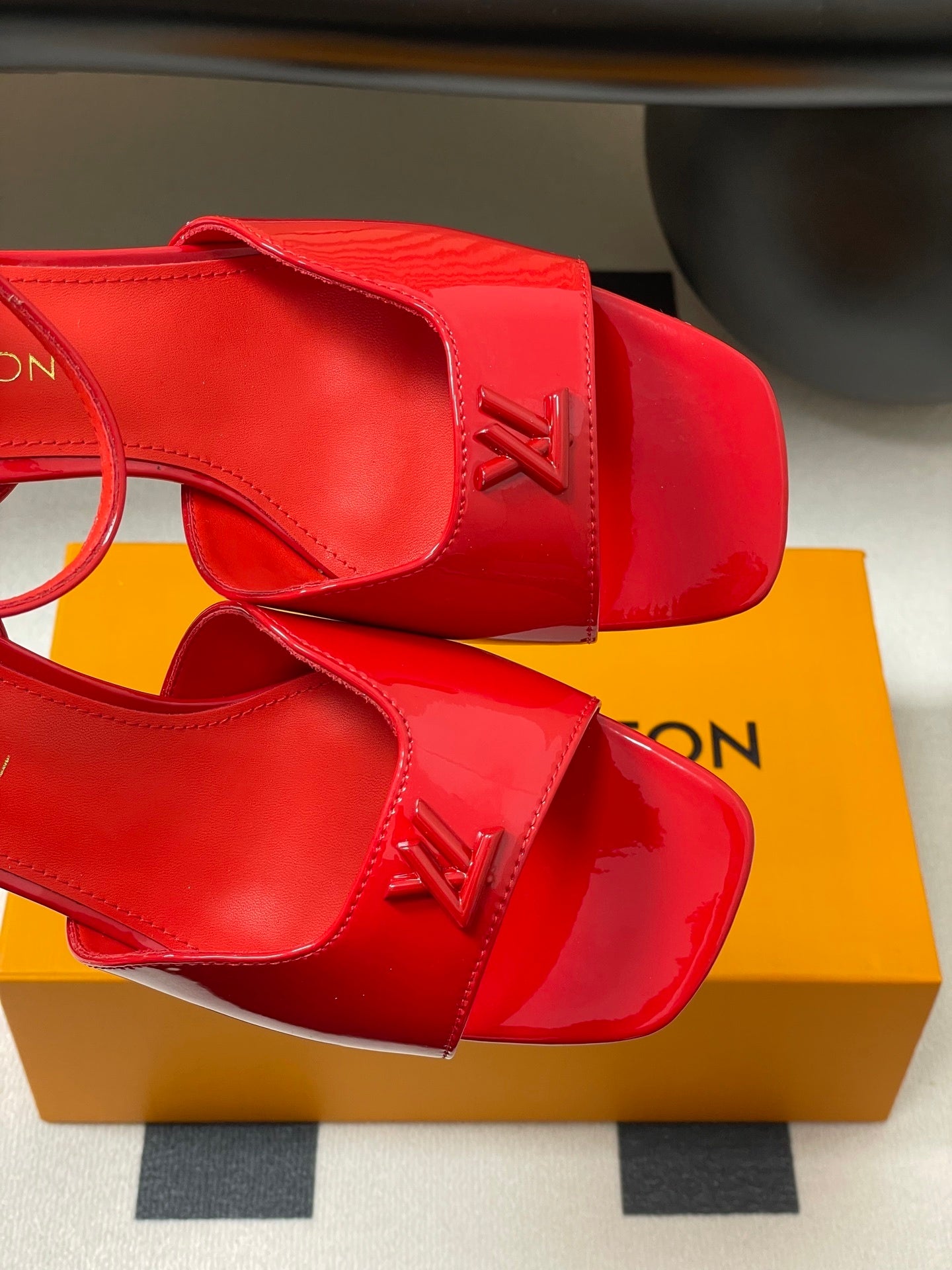 PATENT LEATHER BLOCK HEEL SANDALS – RED