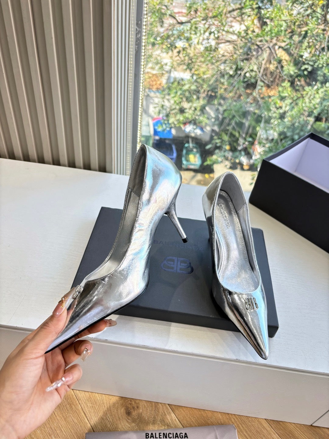 Metallic-silberne Pumps mit spitzer Zehenpartie und hohem Absatz 