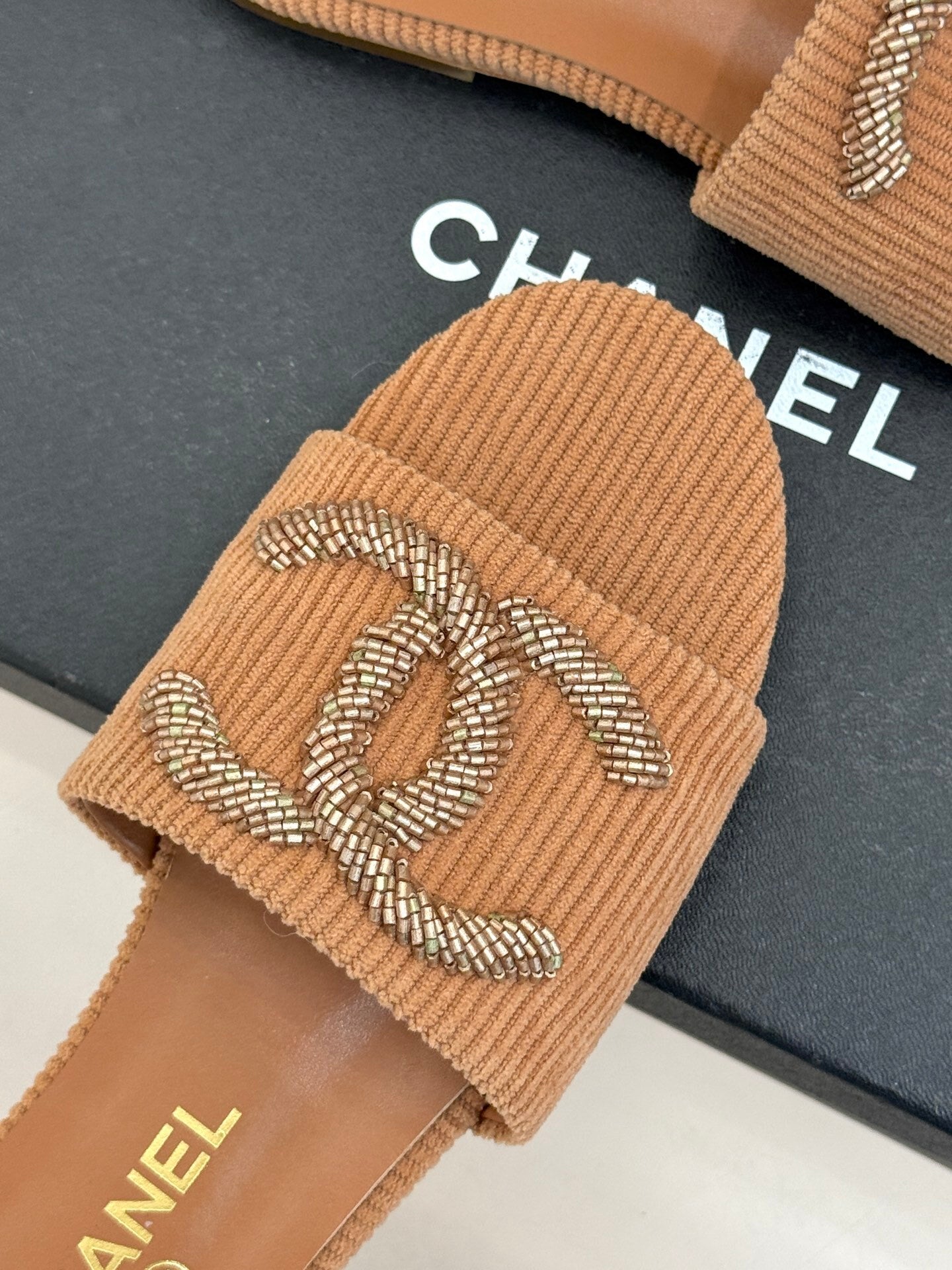 BEIGE TEXTURED SLIDE SANDALS