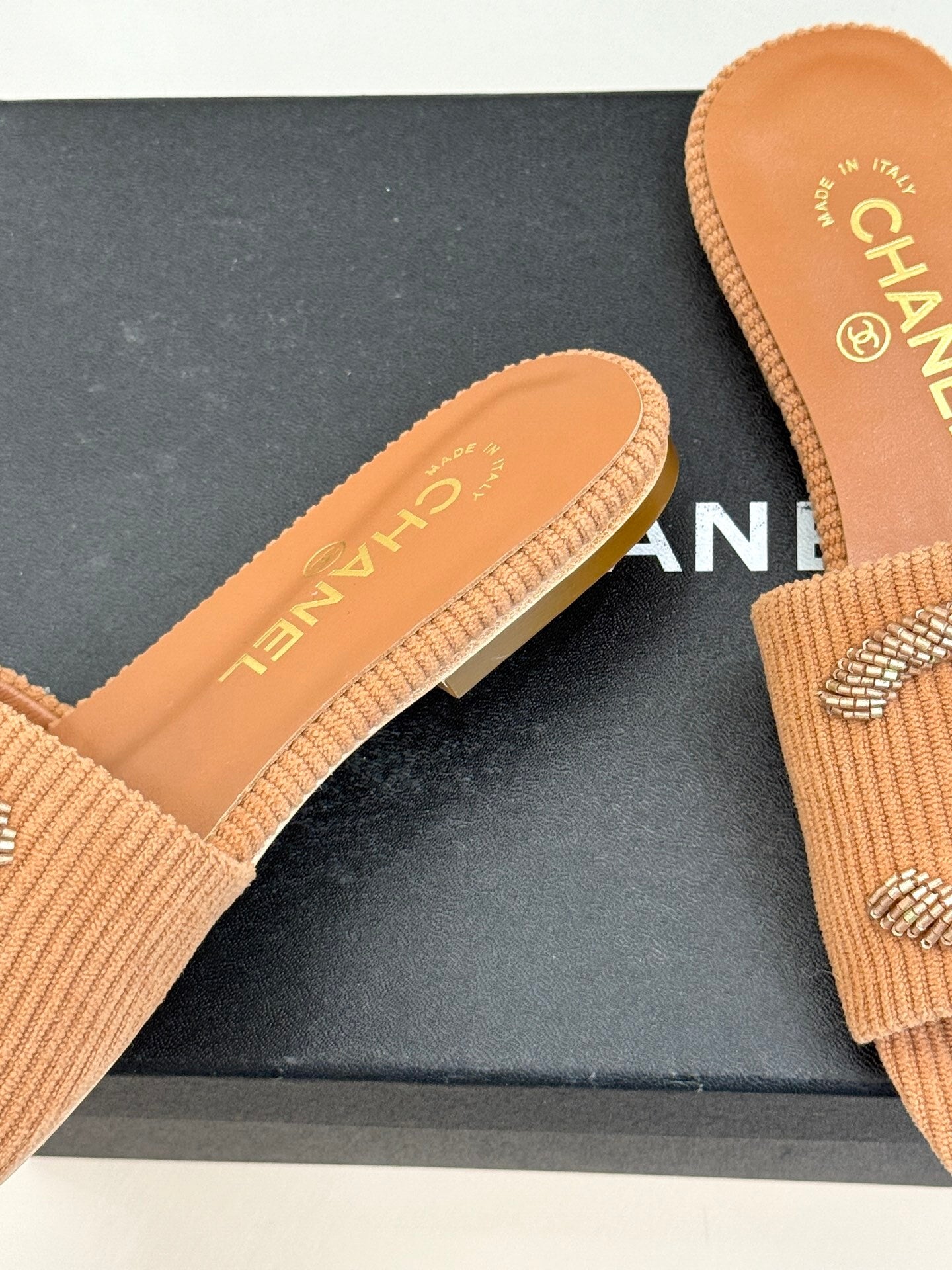 BEIGE TEXTURED SLIDE SANDALS