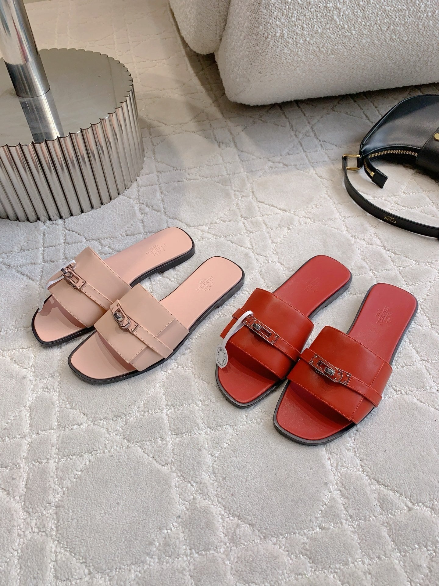 FLAT SUMMER SLIDES WITH CLEAN STRAP AND METAL DETAIL