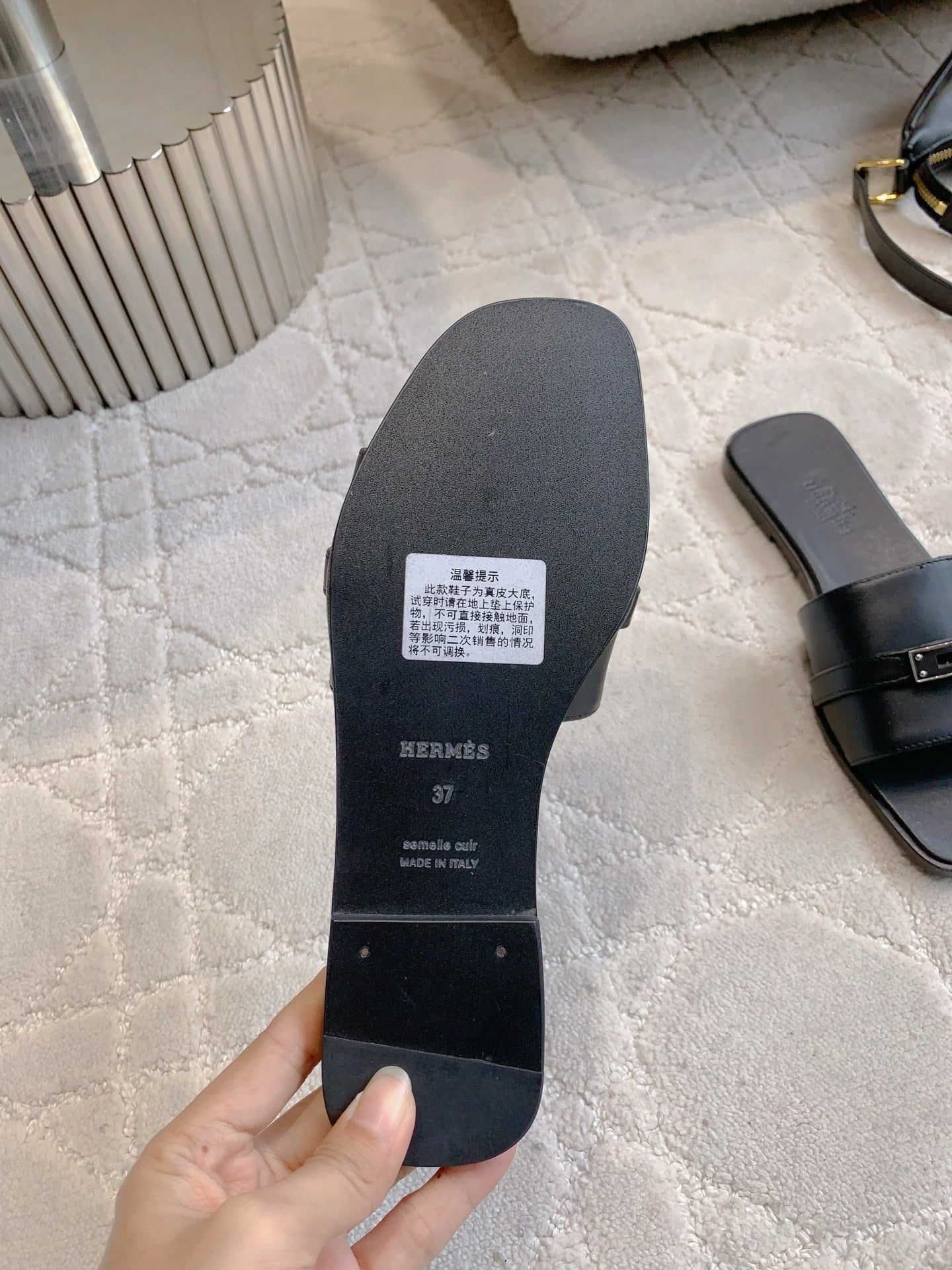 SCHWARZE FLACHE SANDALEN MIT MINIMALISTISCHEM RIEMEN