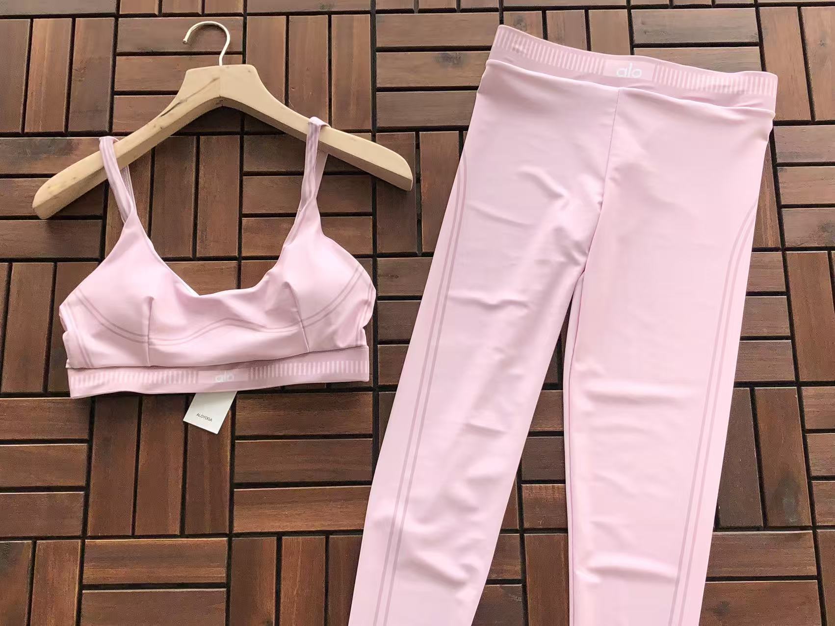 SEAMLESS SPORTS BRA & HIGH-WAIST LEGGINGS SET