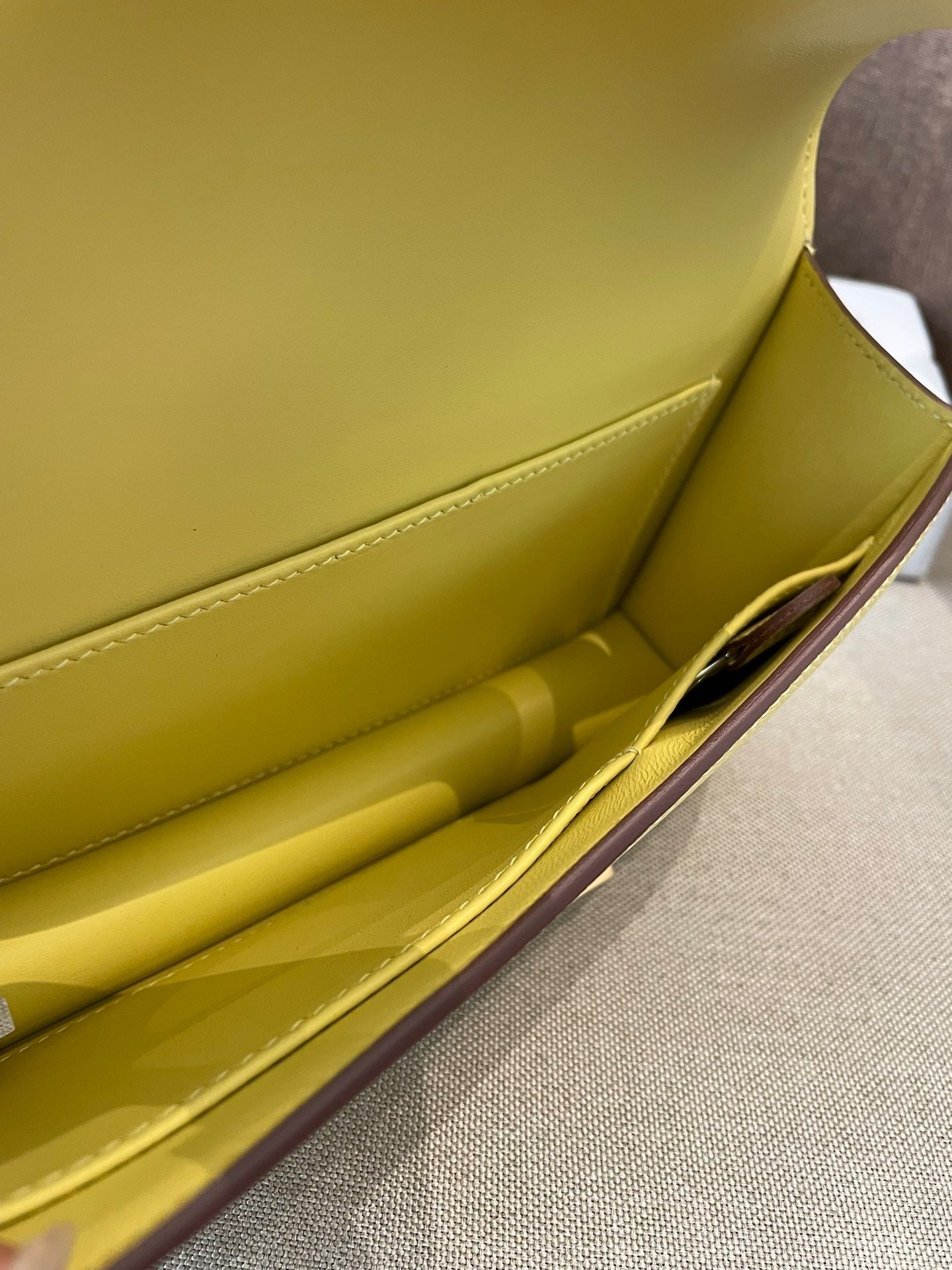 Pastellgelbe, strukturierte Umhängetasche