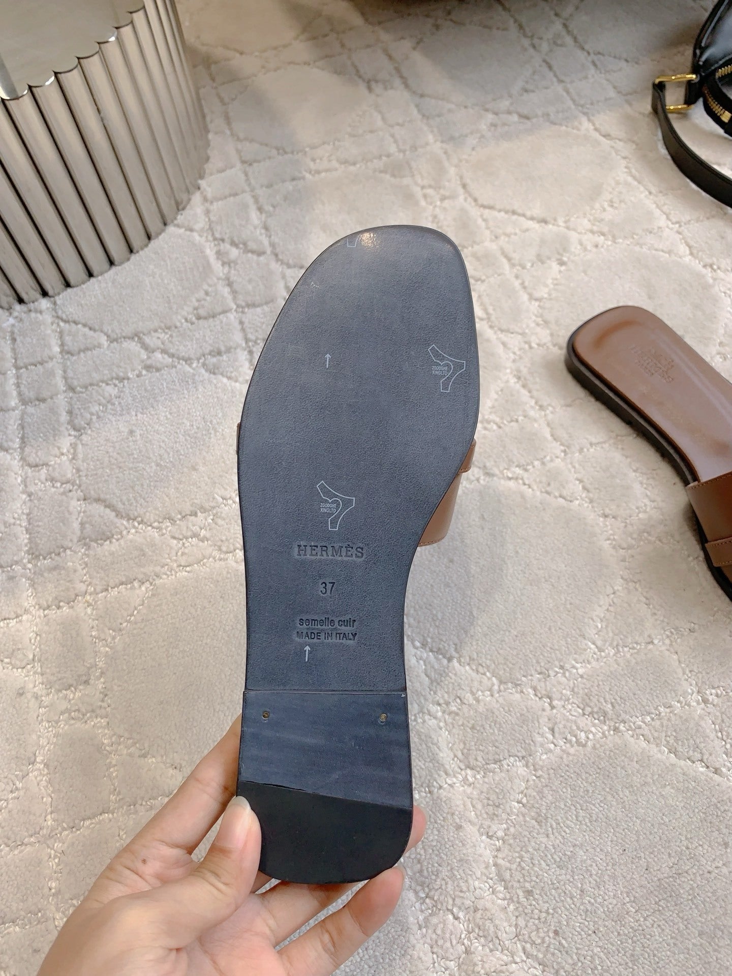 CLASSIC TAN FLAT SLIDES WITH POLISHED METAL BAR