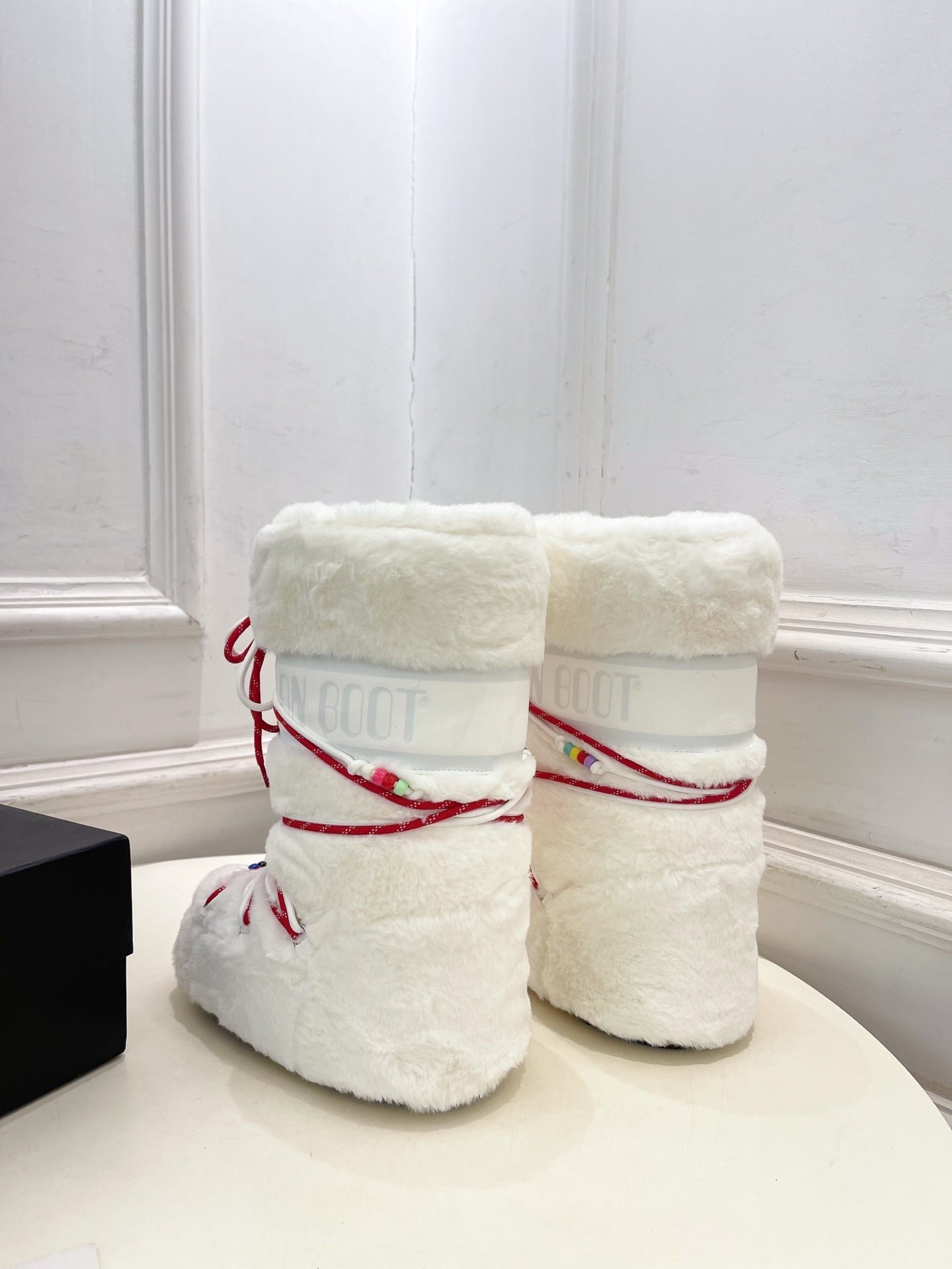 WHITE FAUX FUR LINED WINTER BOOTS WITH DECORATIVE LACES