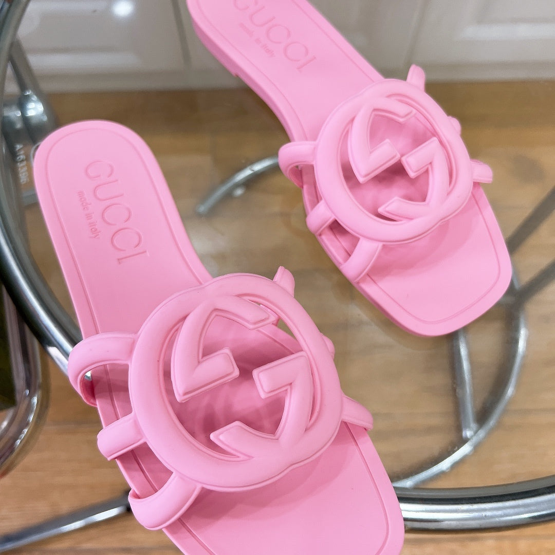 PASTEL PINK RUBBER SLIDE SANDALS WITH ROUND EMBLEM