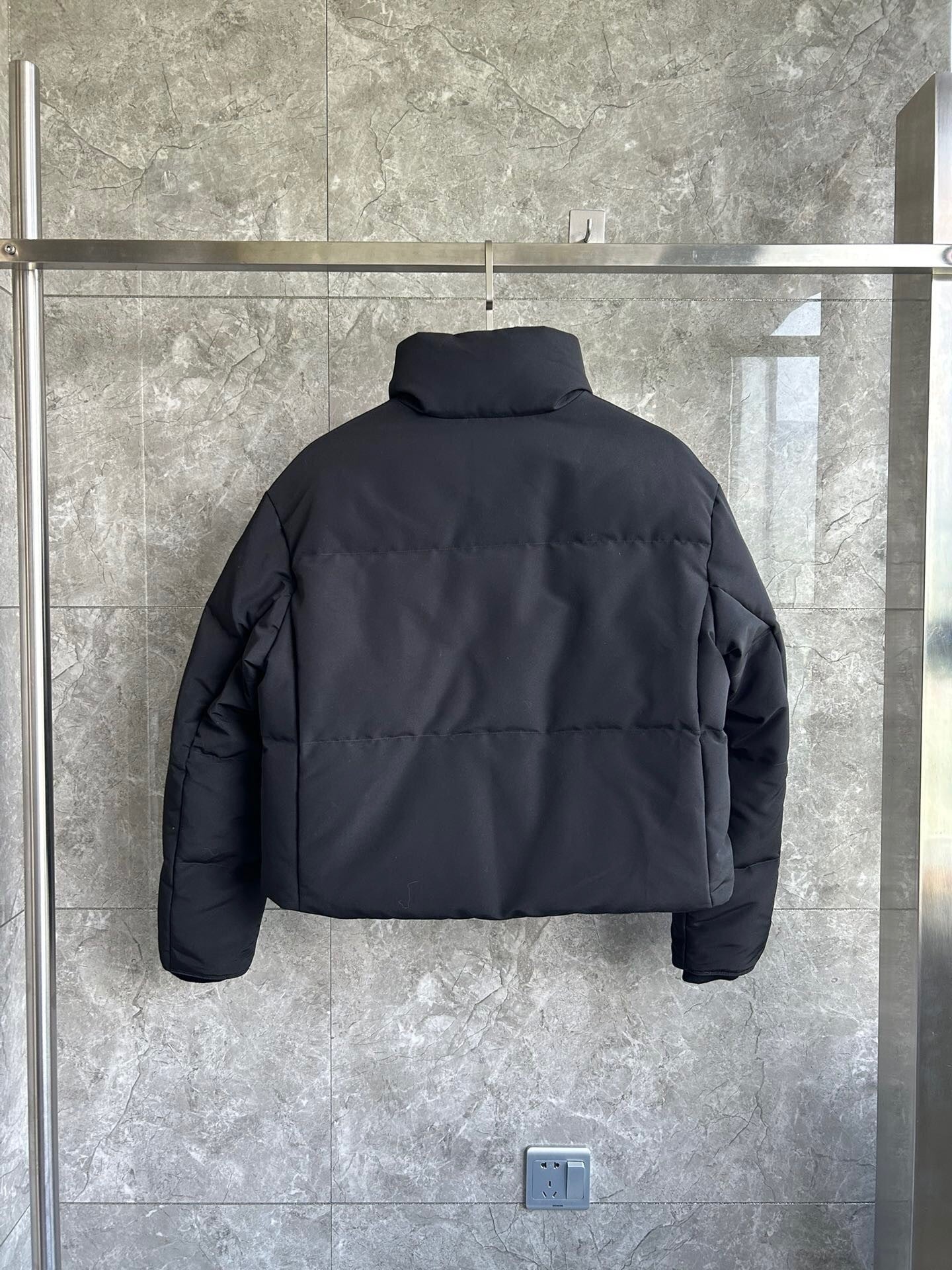 WOMEN’S BLACK CROPPED PADDED PUFFER JACKET WITH HIGH COLLAR