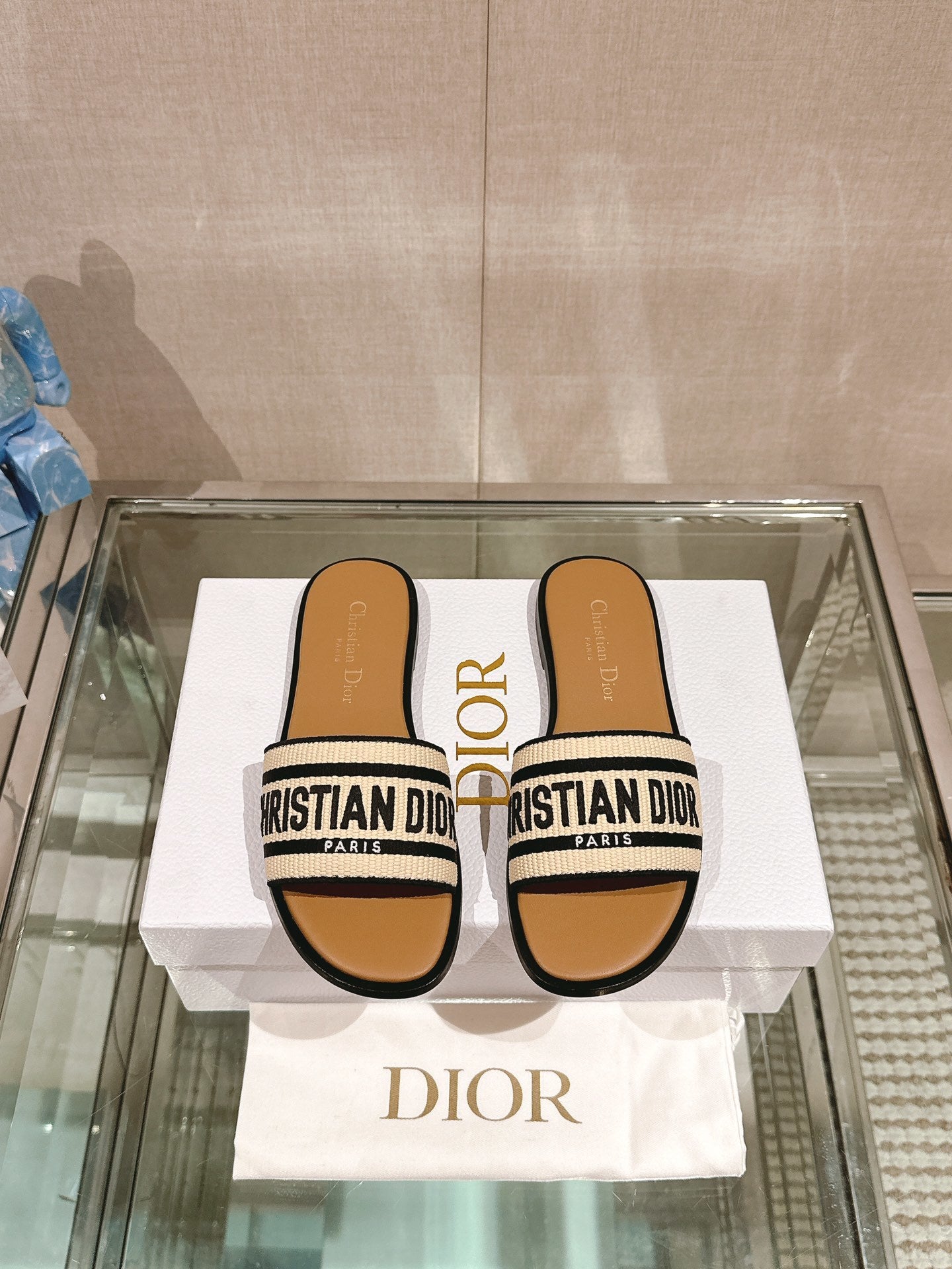 LOGO STRAP SLIDE SANDALS – BEIGE & BLACK