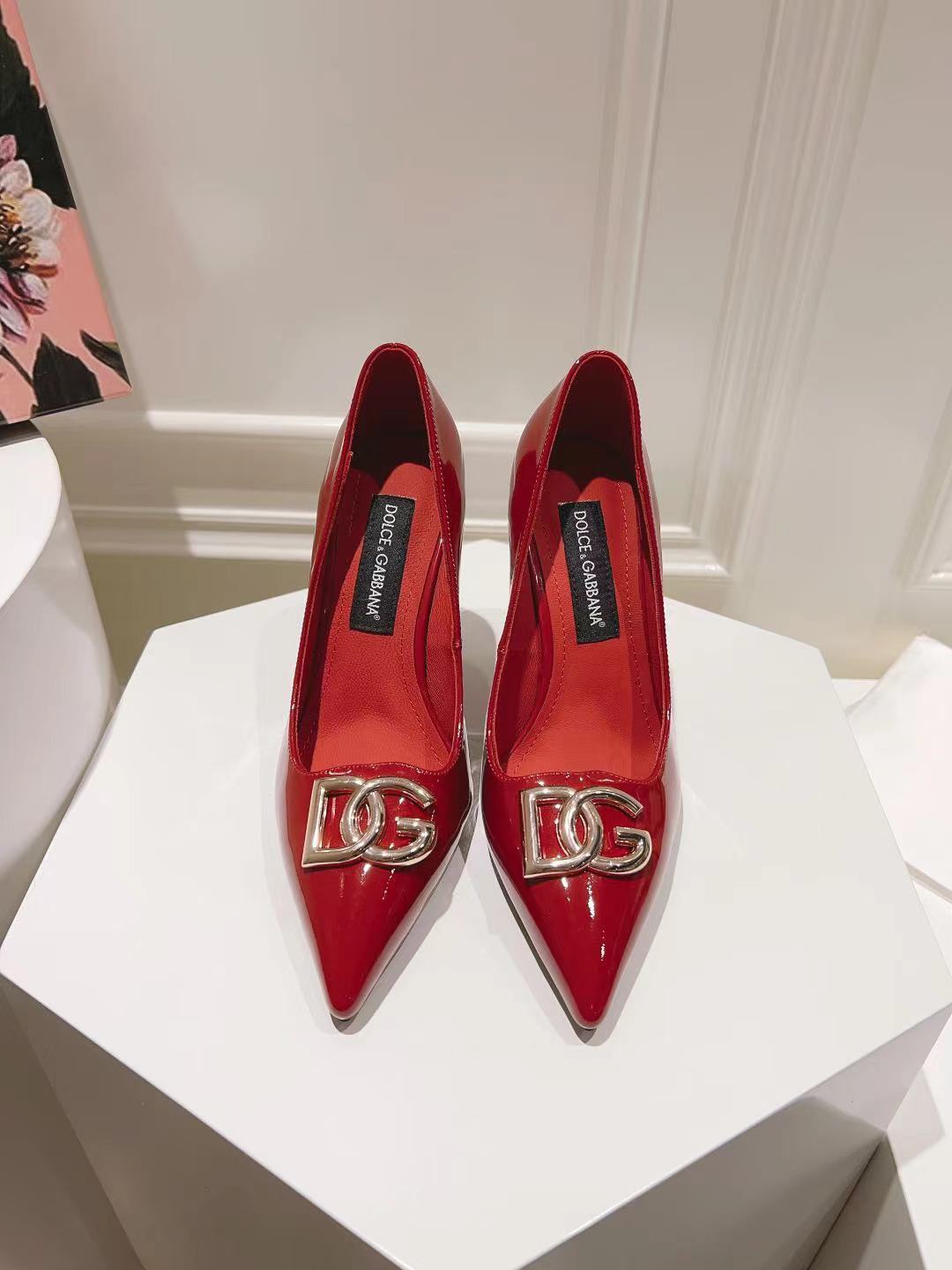 RED PATENT POINTED TOE HEEL PUMPS