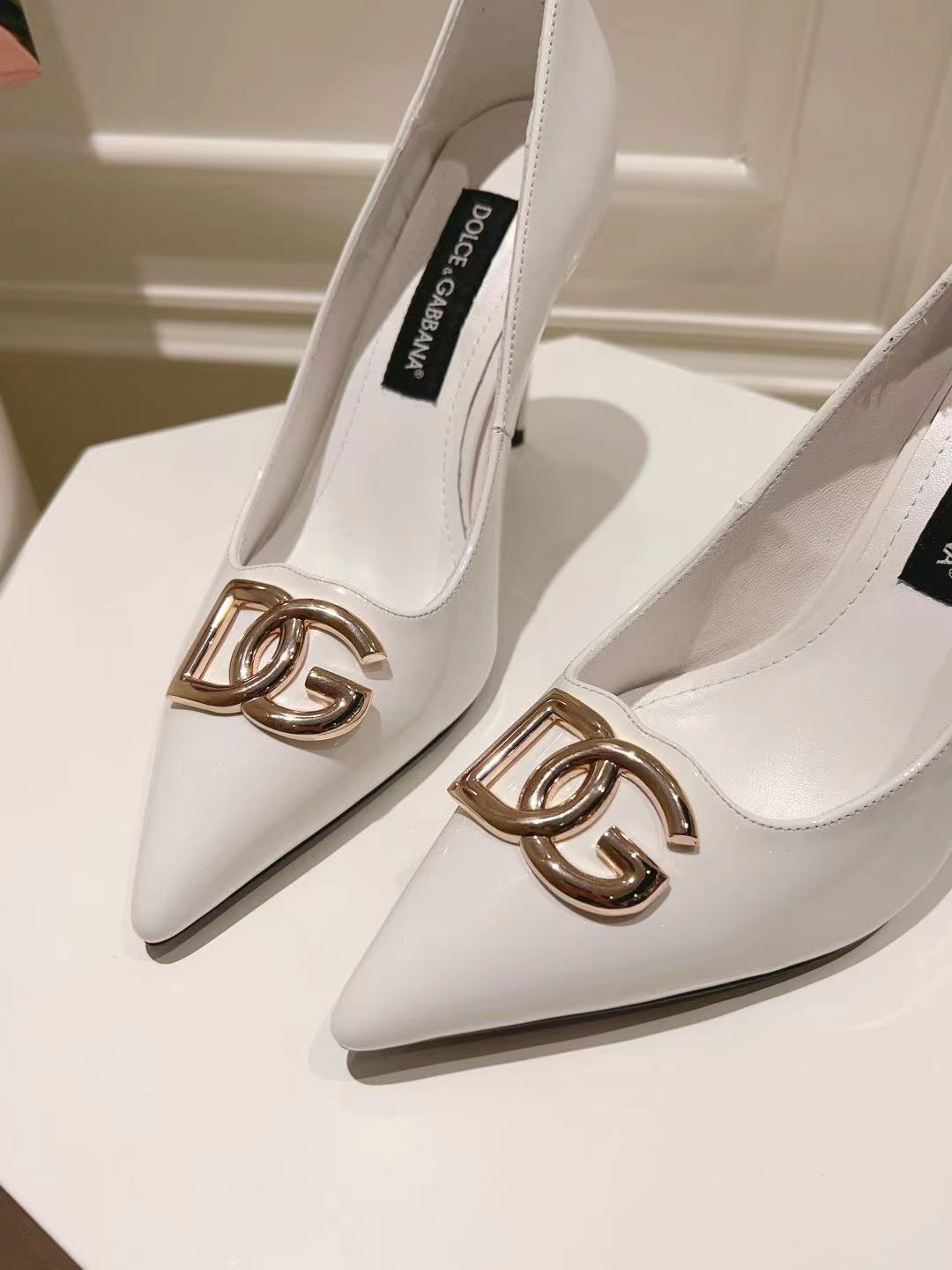 WHITE PATENT POINTED TOE HEEL PUMPS