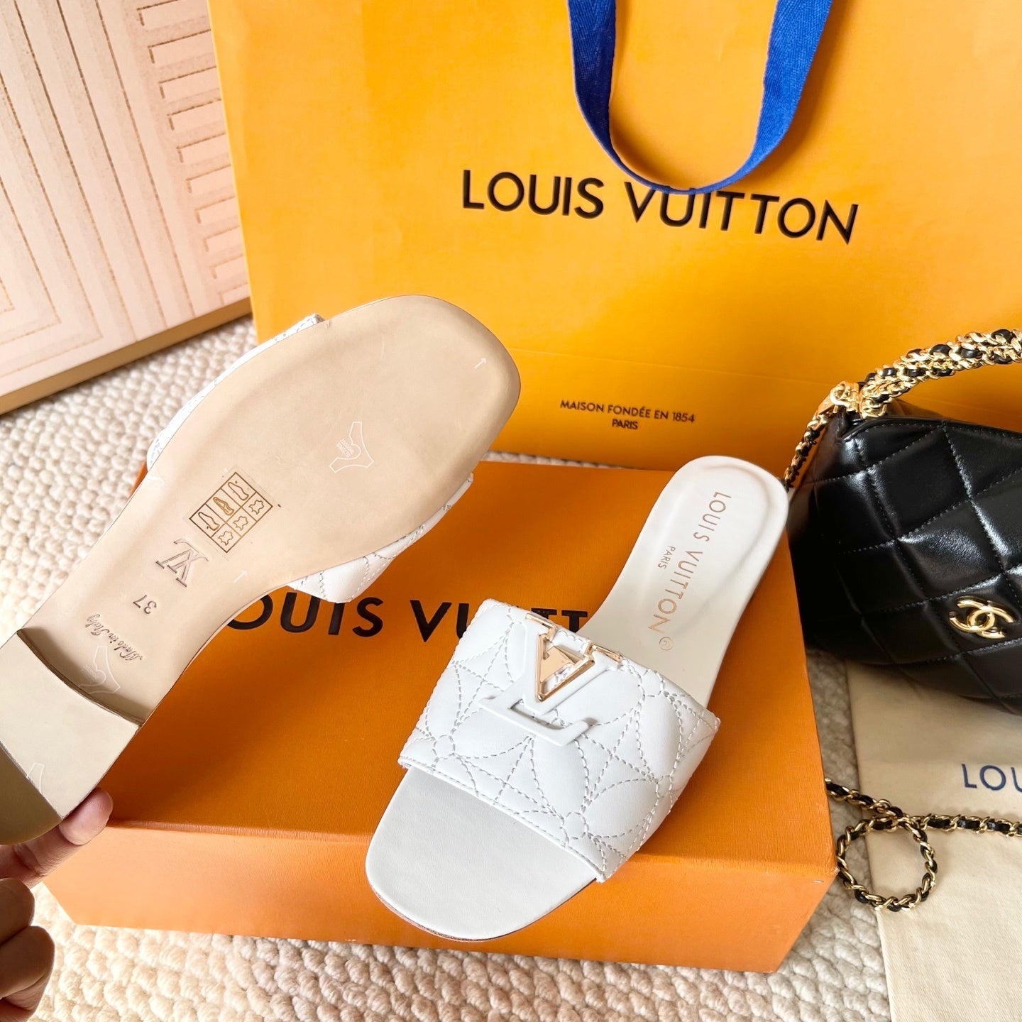 QUILTED LEATHER LOGO SLIDE SANDALS – WHITE