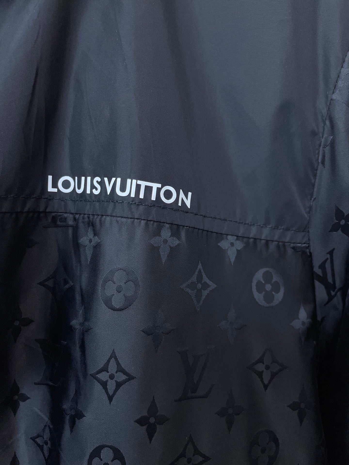 LIGHTWEIGHT HOODED WIND JACKET WITH TONAL PATTERN FINISH