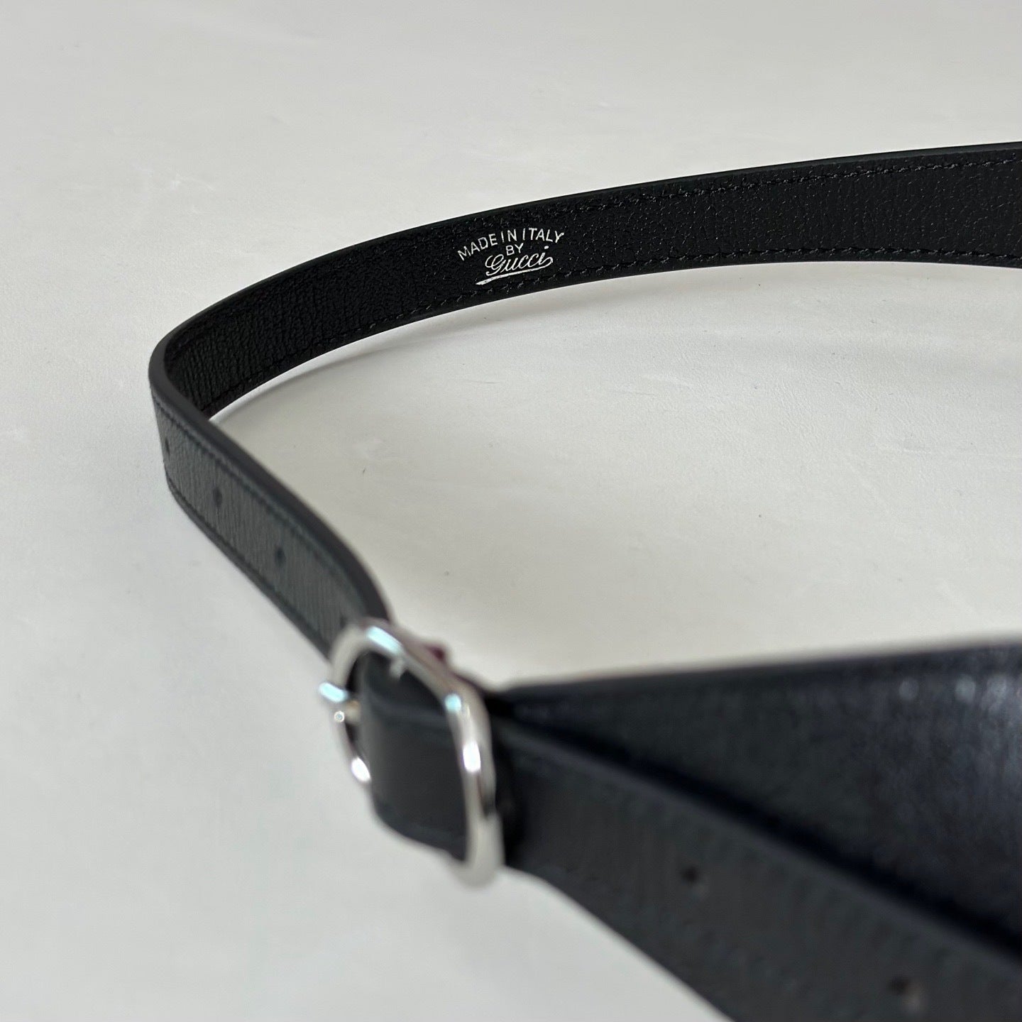 Minimalistische schwarze Schultertasche