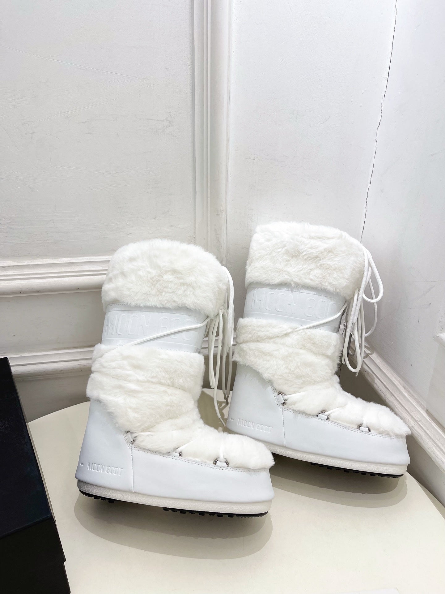 WHITE FAUX FUR LINED WINTER BOOTS