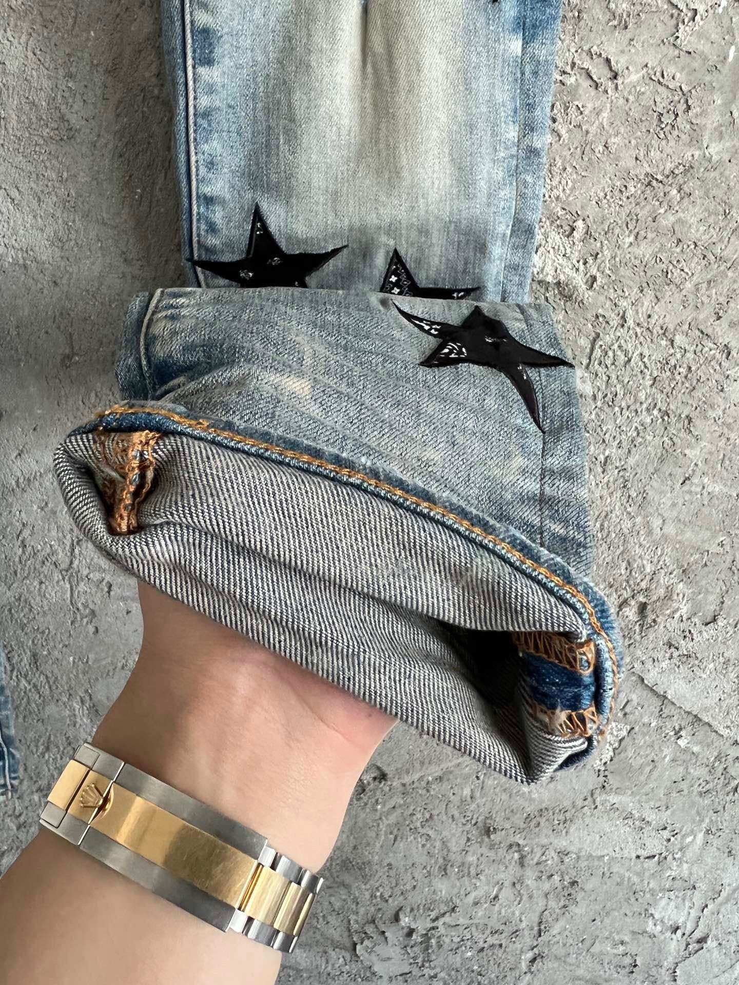 STAR APPLIQUÉ DISTRESSED SKINNY JEANS