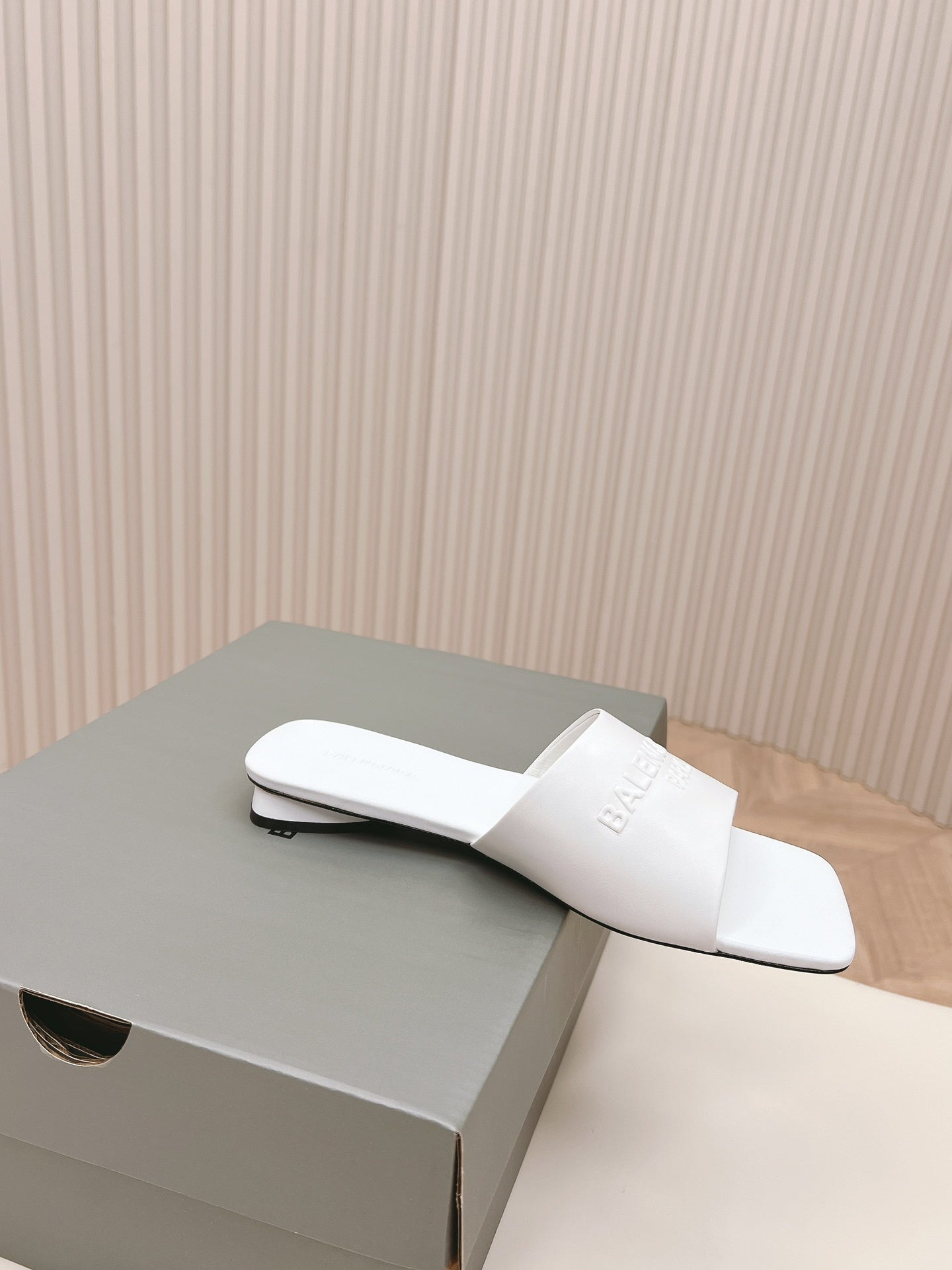 WHITE MINIMAL FLAT MULES