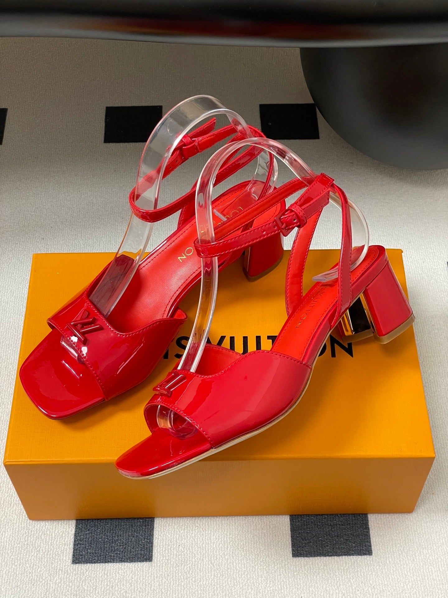PATENT LEATHER BLOCK HEEL SANDALS – RED