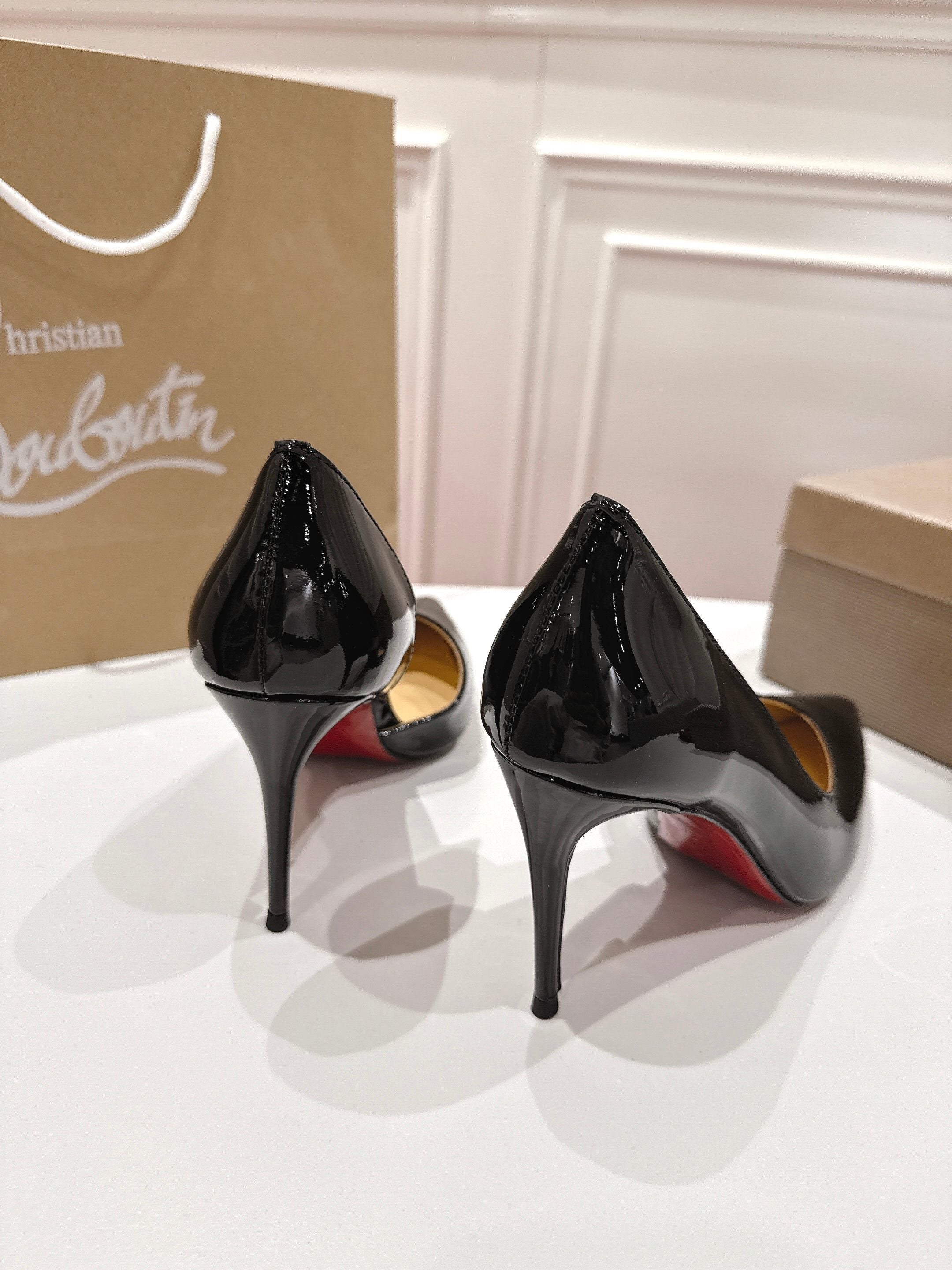 BLACK PATENT POINTED-TOE CLASSIC PUMPS