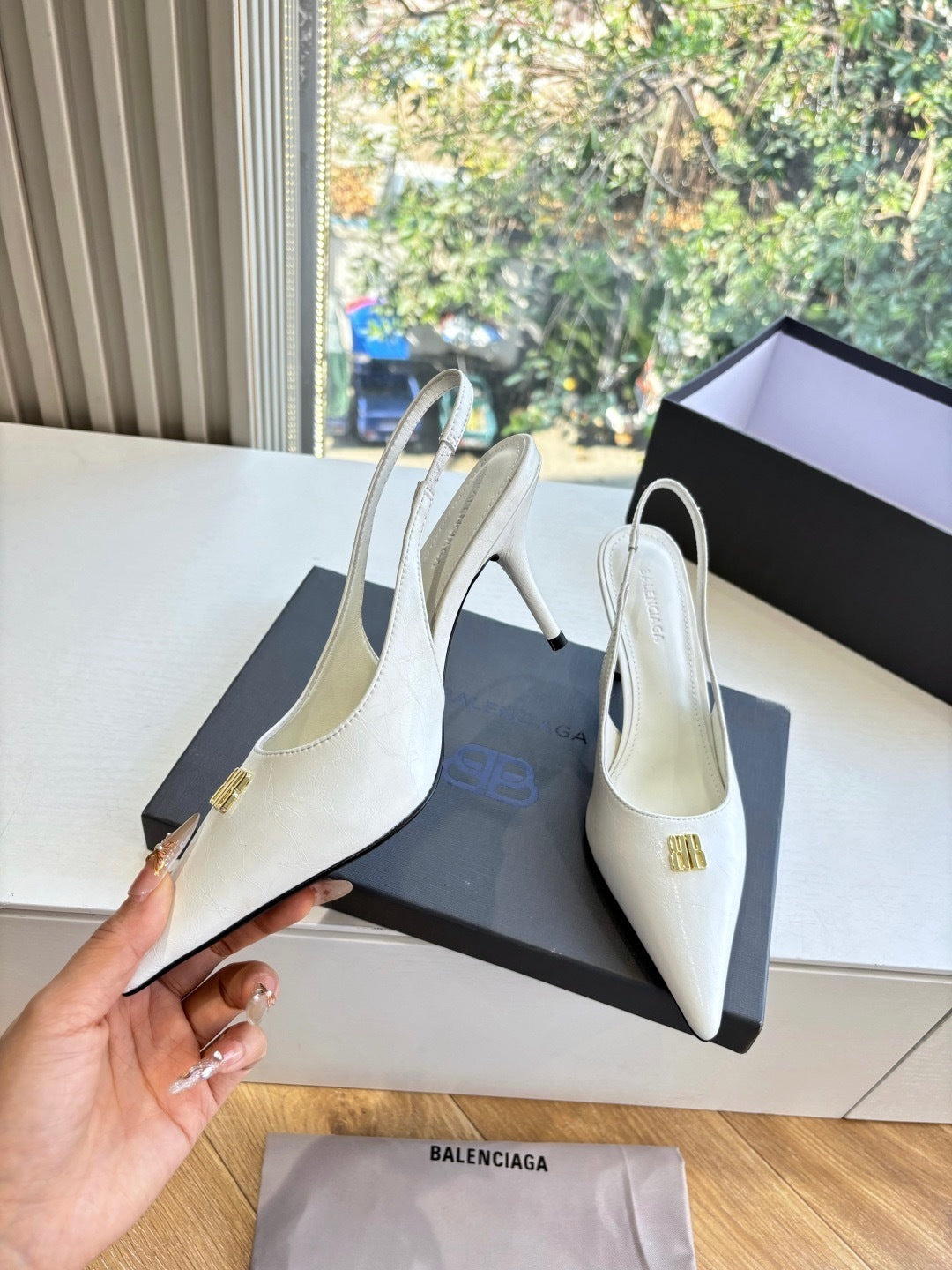 ELEGANT WHITE POINTED-TOE SLINGBACK HEELS