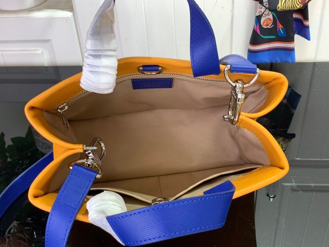 Strukturierte Tragetasche in kräftigen Farben