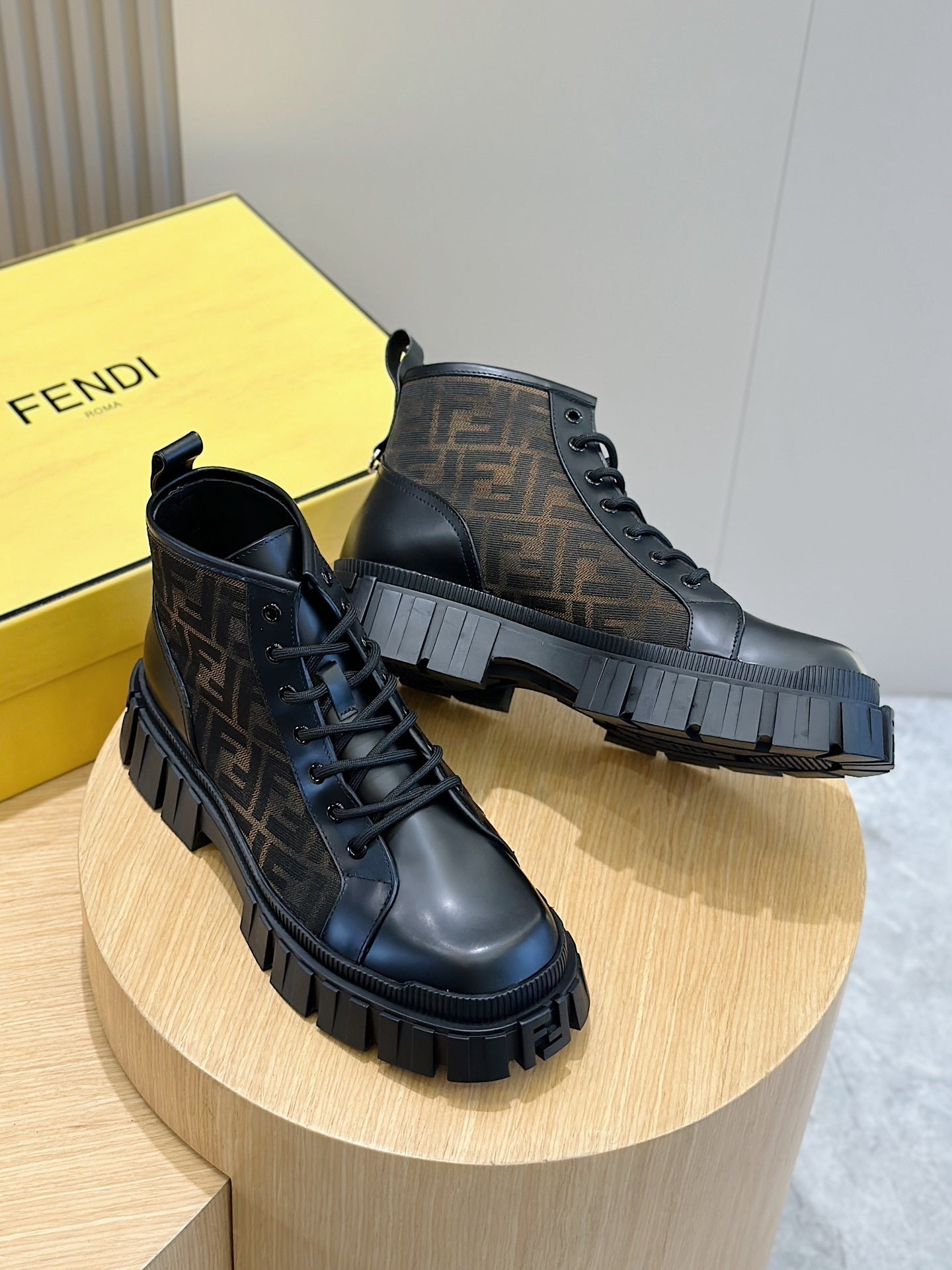 Schwarze Schnürstiefeletten mit Monogramm-Detail und dicker Sohle