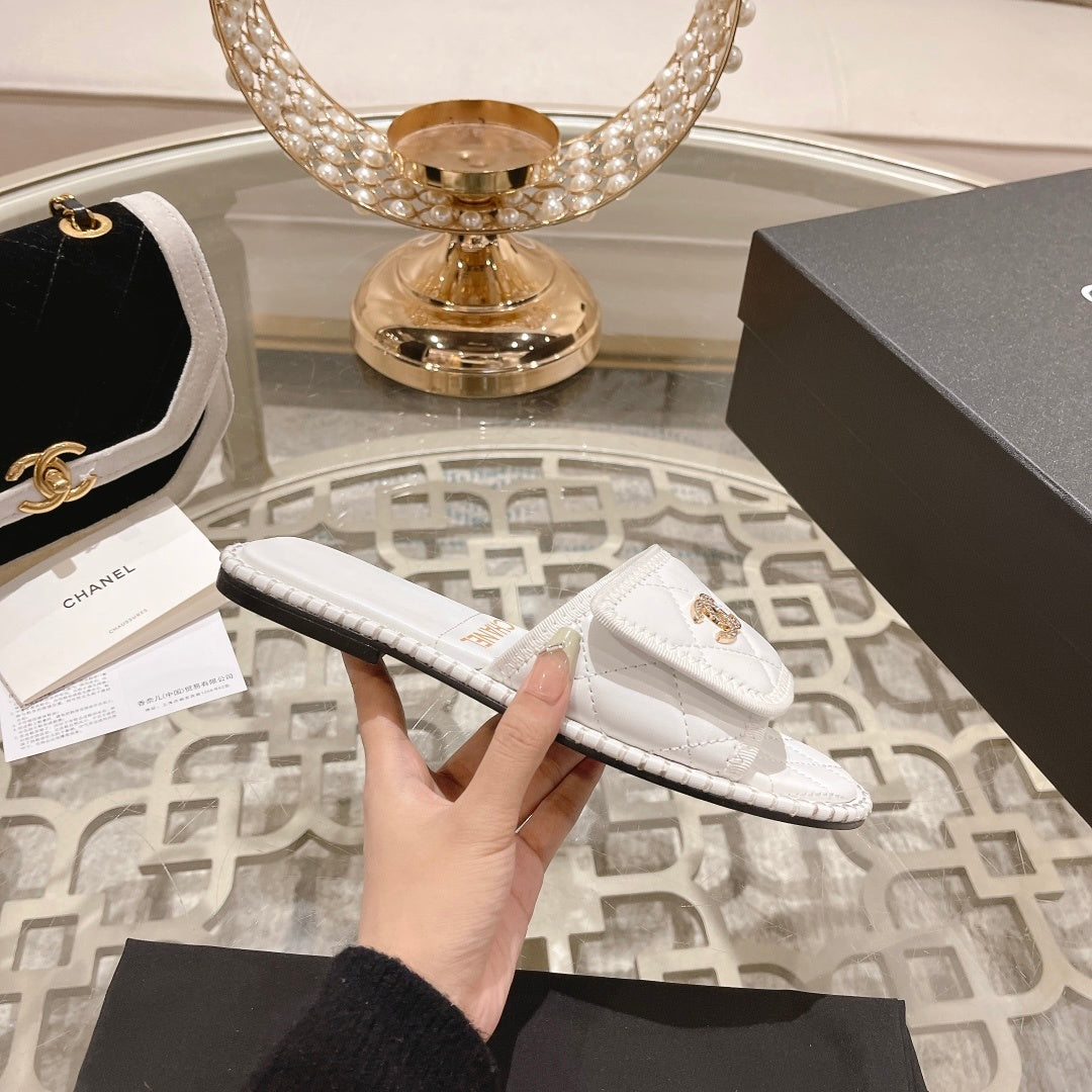 WHITE QUILTED SLIDES