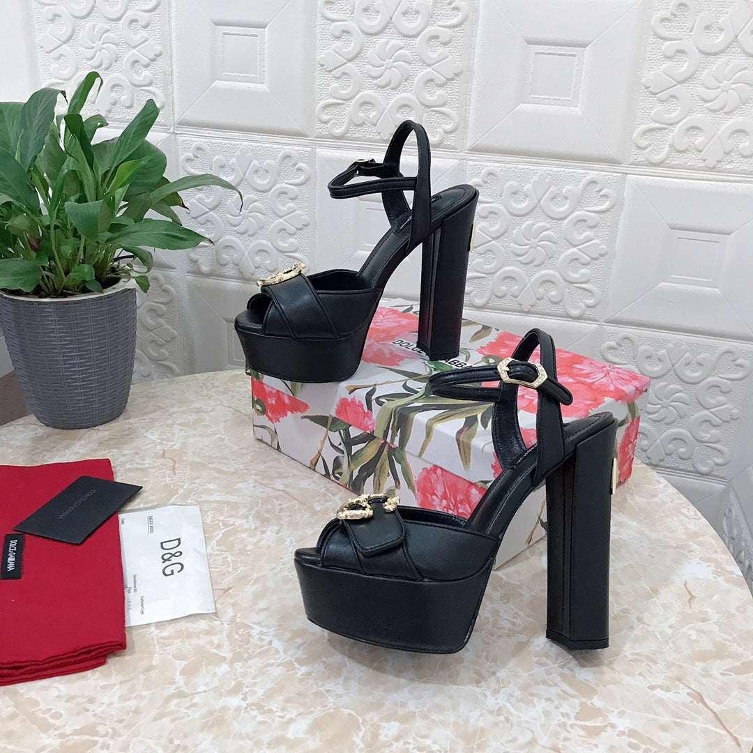 BLACK PLATFORM SANDALS WITH GOLD-TONE HARDWARE