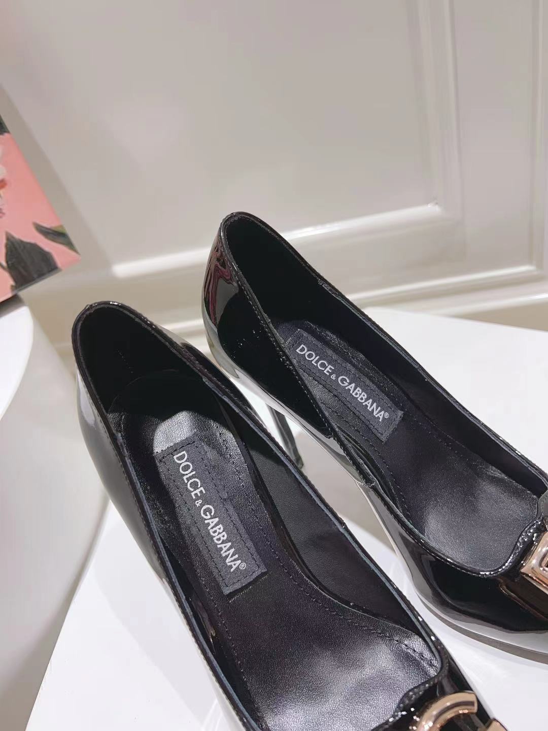BLACK PATENT POINTED TOE HEEL PUMPS