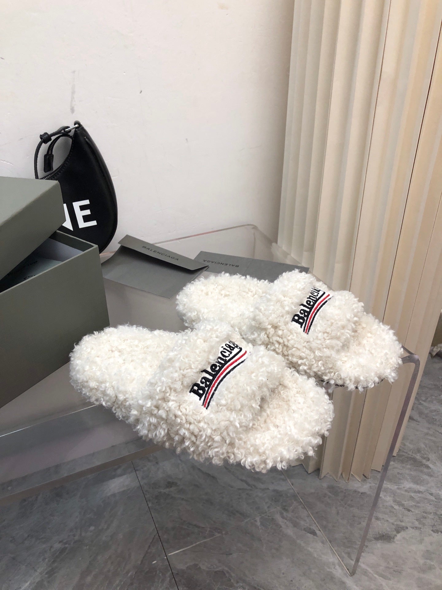 WHITE FLUFFY COMFORT SLIDES