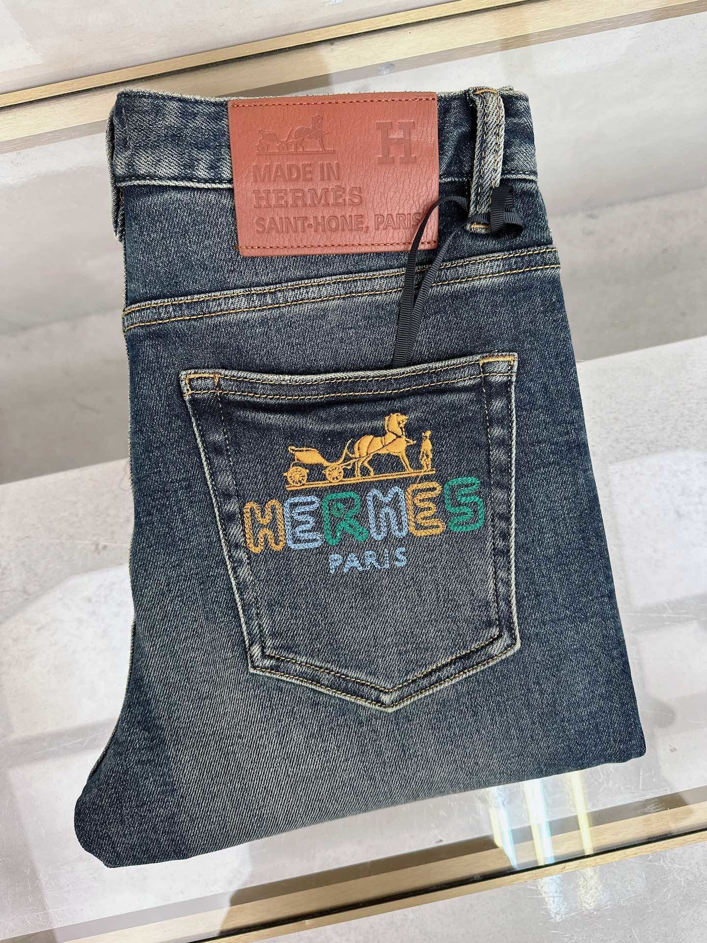 EMBROIDERED BACK POCKET DENIM JEANS WITH VINTAGE WASH