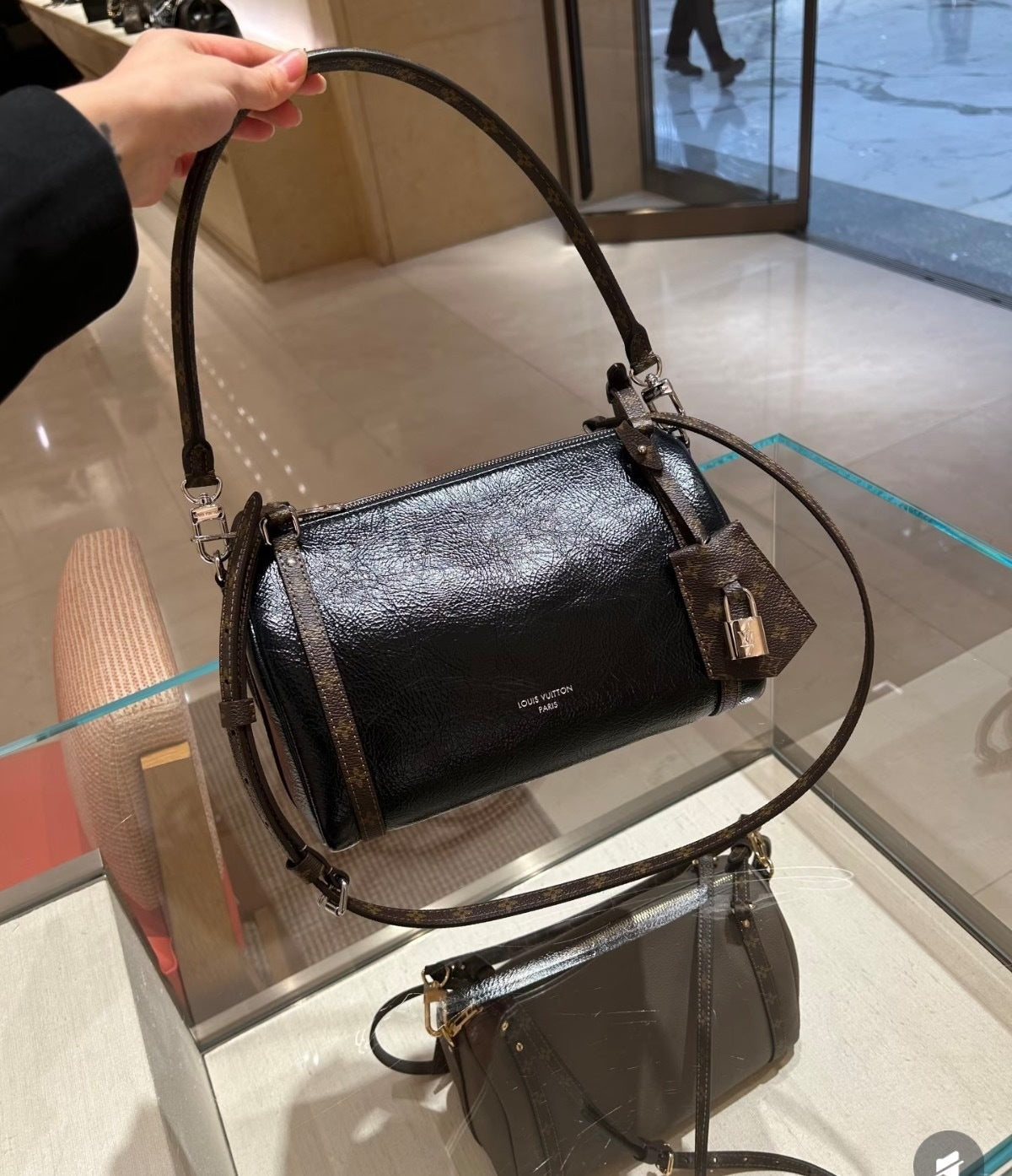 SLEEK ZIP SHOULDER BAG