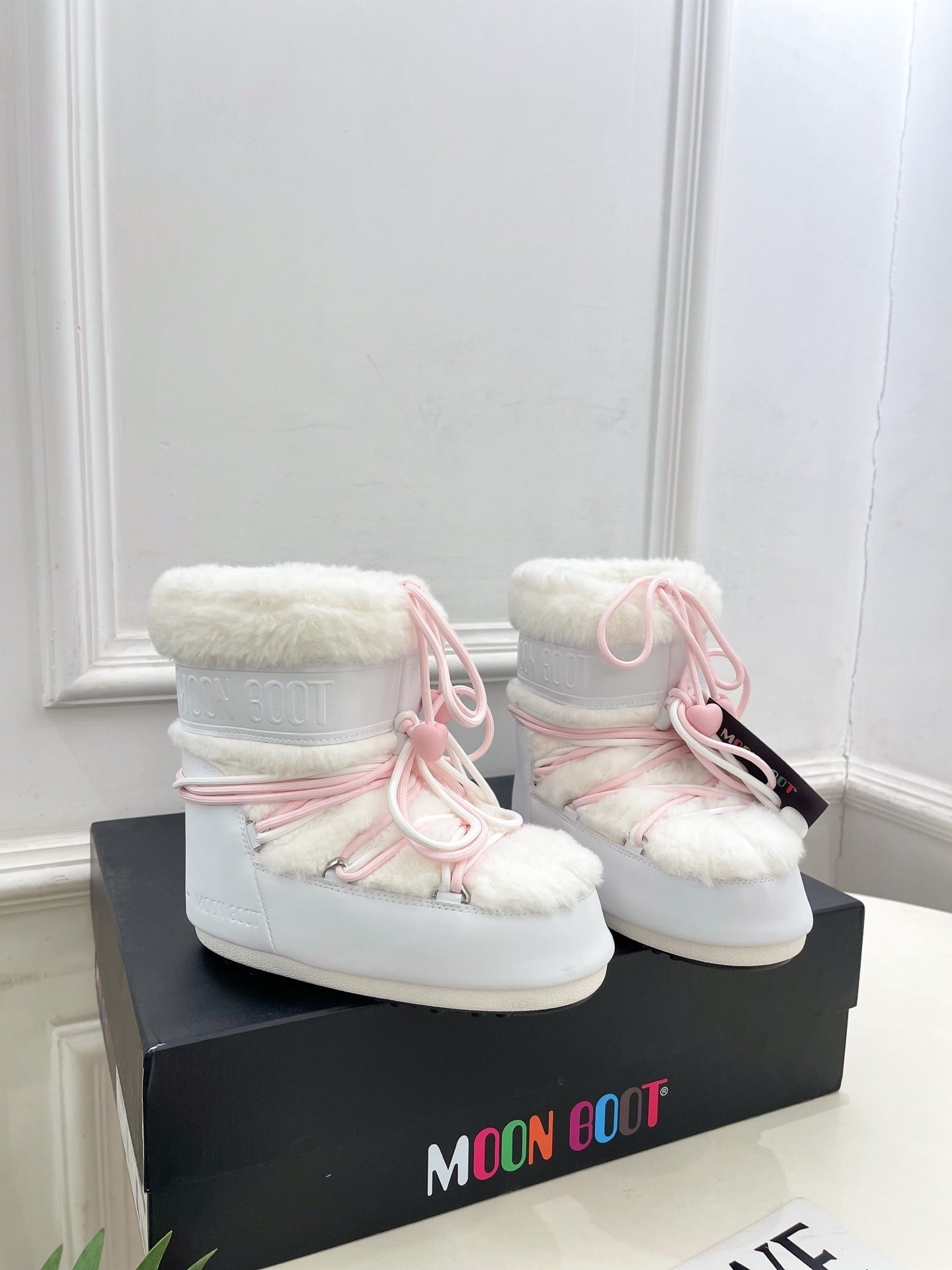 WHITE FAUX FUR LINED WINTER BOOTS WITH PINK LACES