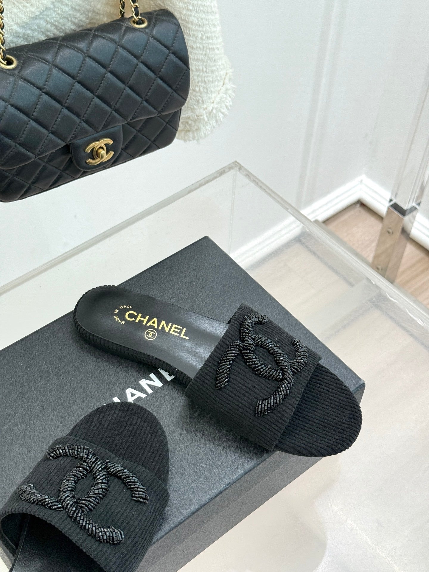 BLACK TEXTURED SLIDE SANDALS