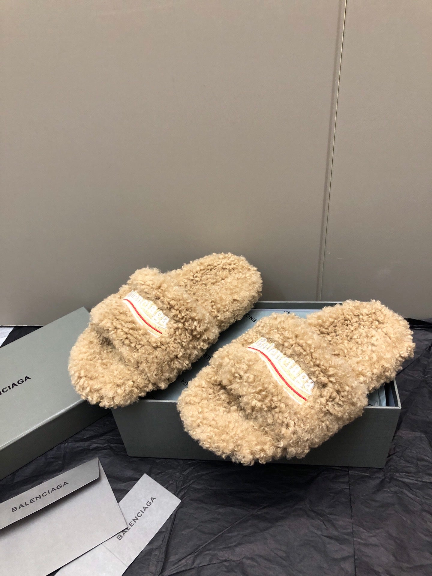 BEIGE FLUFFY COMFORT SLIDES
