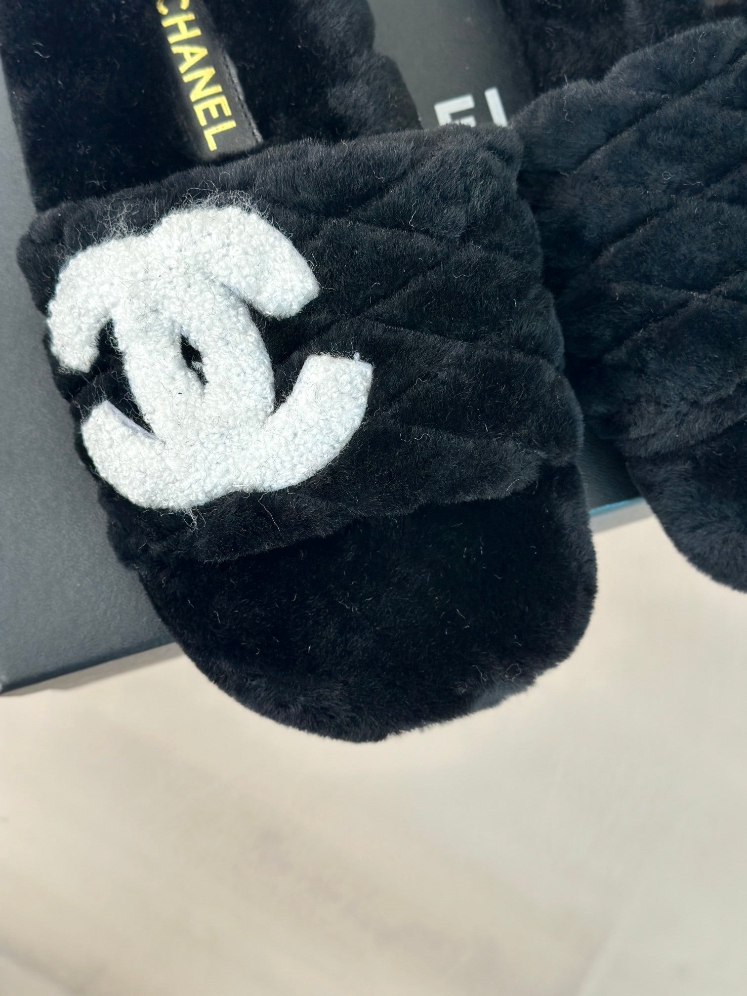 PLUSH FAUX FUR SLIDES – BLACK