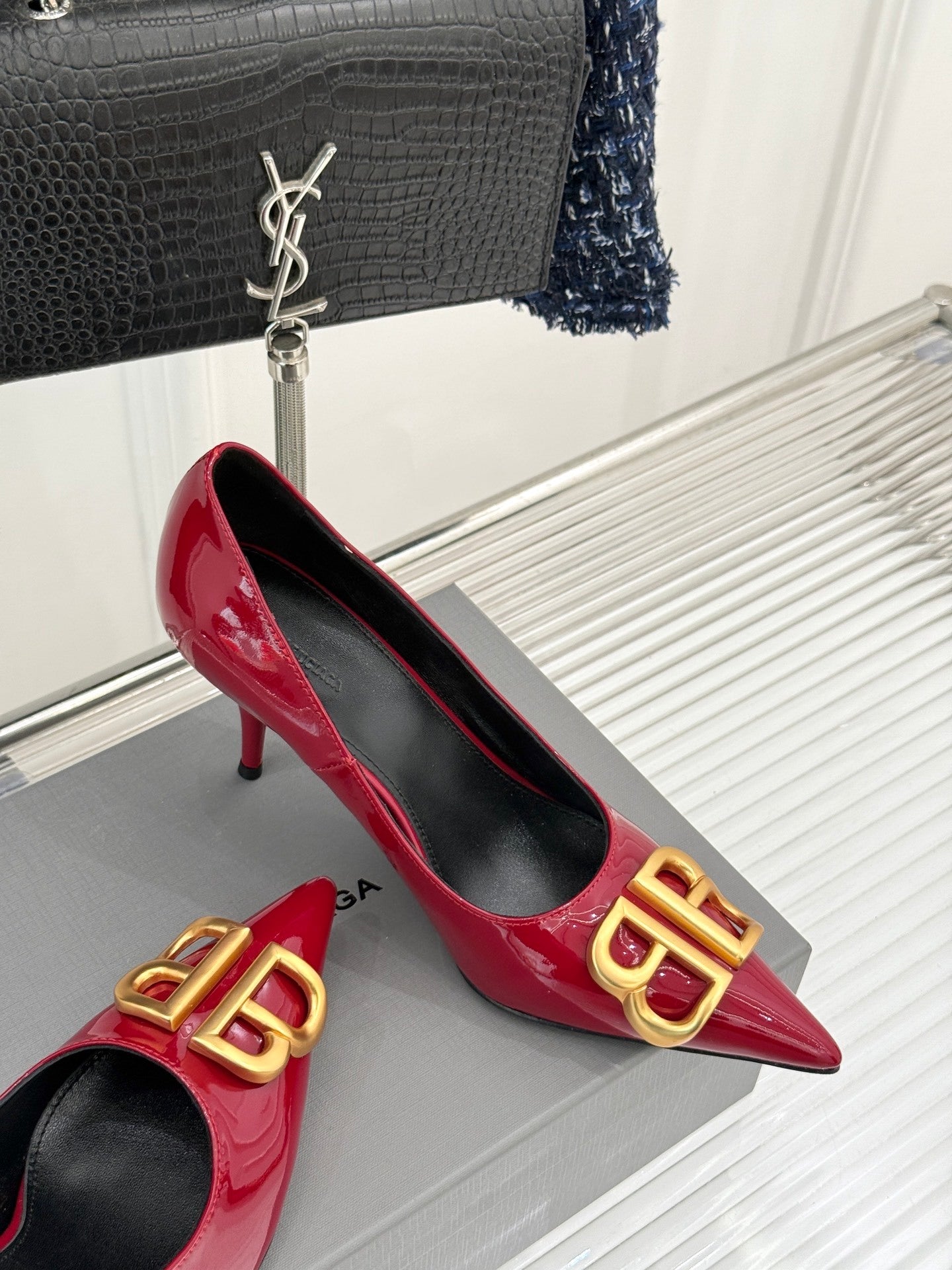 RED PATENT LEATHER POINTED HEELS