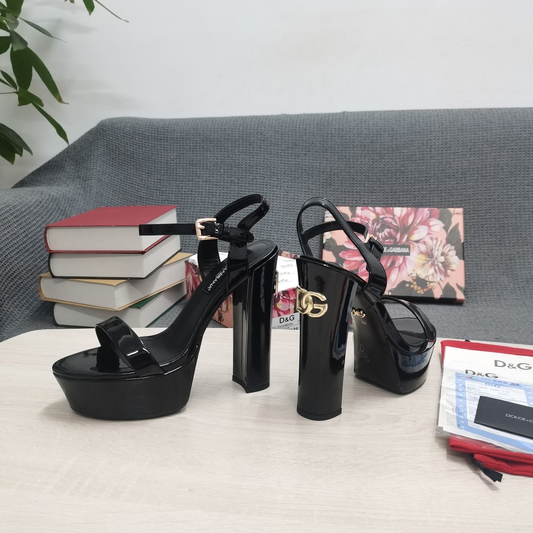 BLACK PATENT PLATFORM STRAPPY HEEL SANDALS