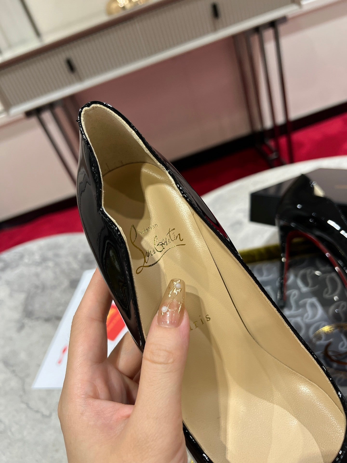 BLACK PATENT SCALLOPED POINTED PUMPS