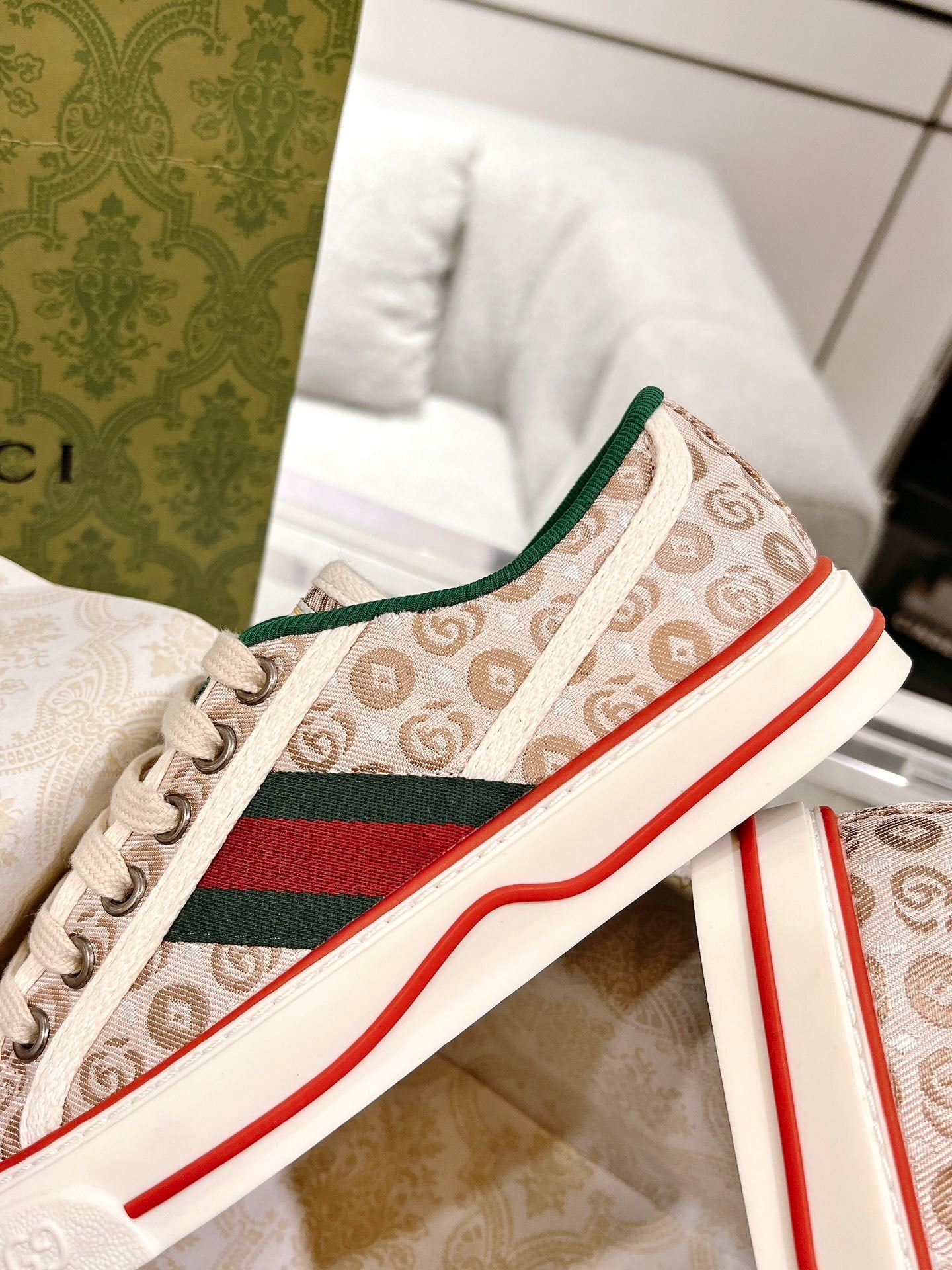 BEIGE GREEN LOW-TOP SNEAKERS