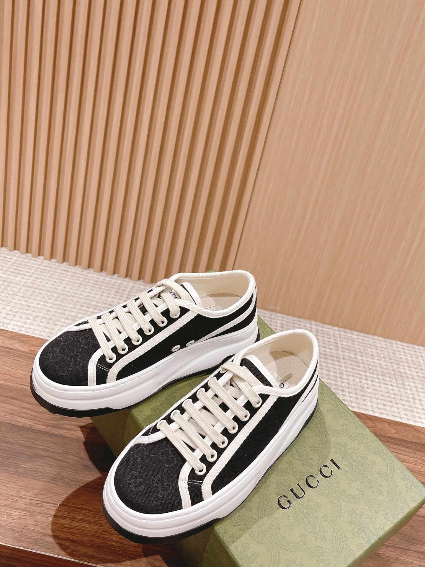 BLACK PLATFORM LOW-TOP SNEAKERS
